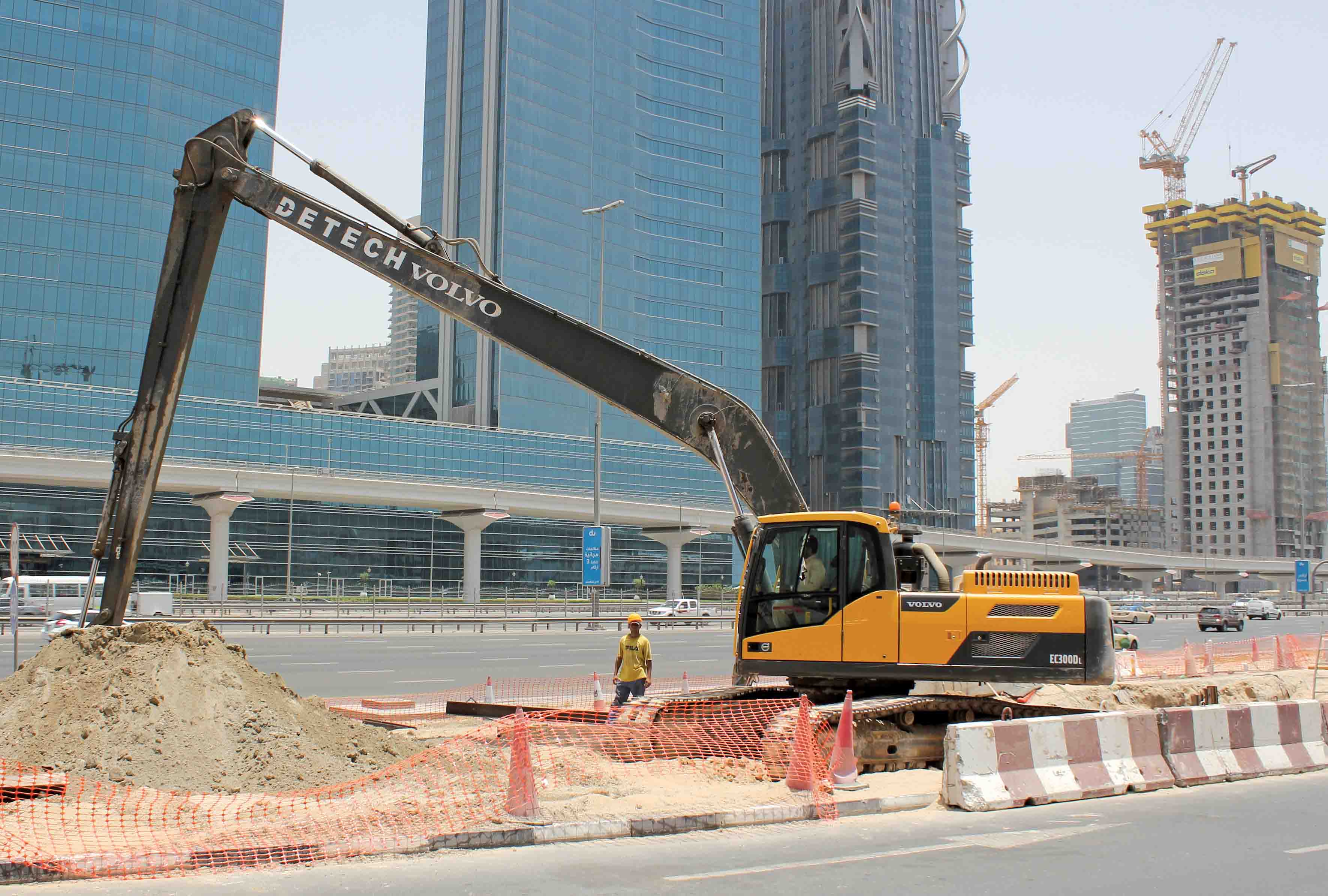 Long reach excavators from Volvo CE are being used by contractor DETECH in Dubai excavators from Volvo CE