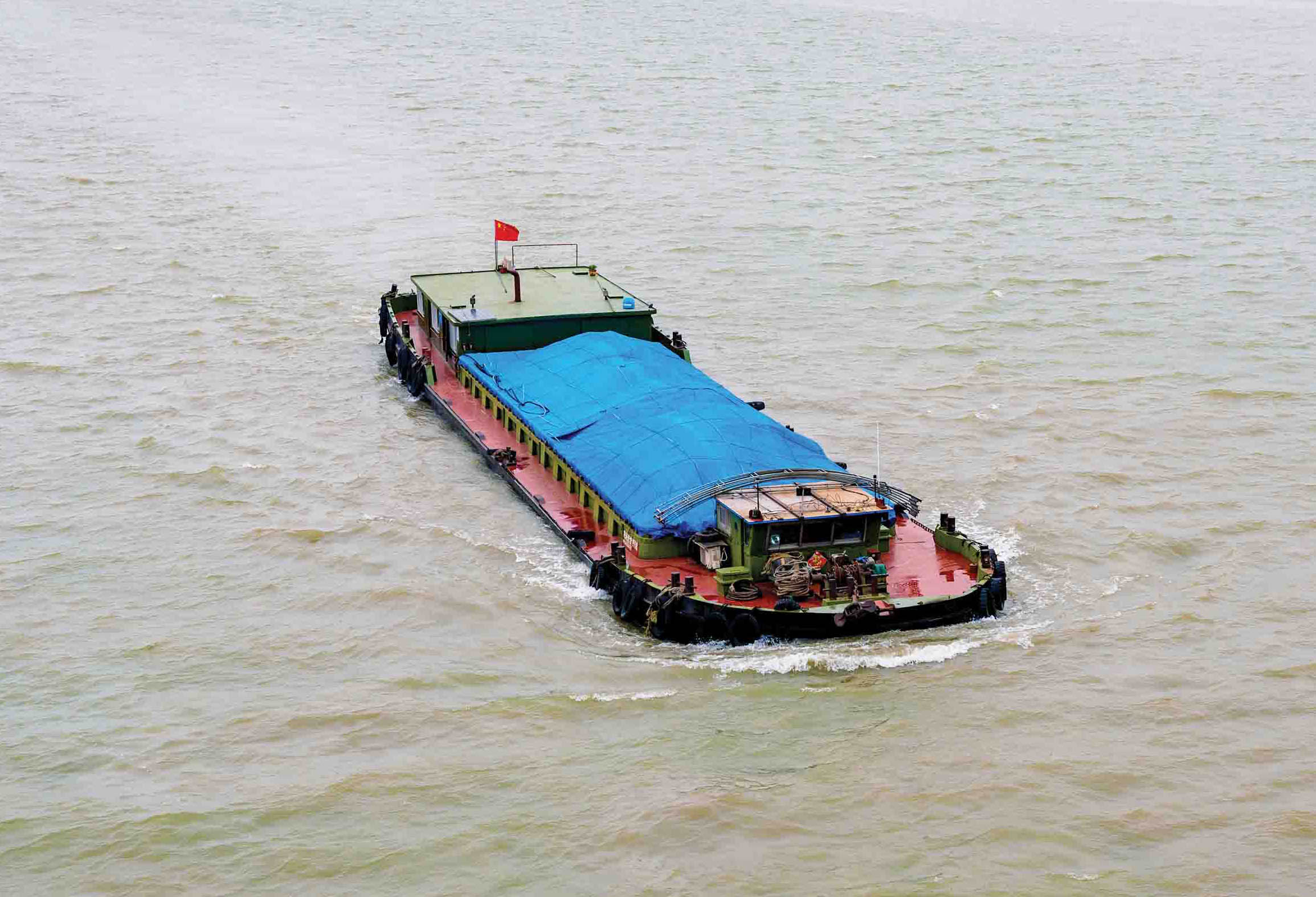 The high flow rate and tidal range of the Qiantang River is a challenge to vessels, as well as to the construction of the new bridge Qiantang River is a challenge to vessels