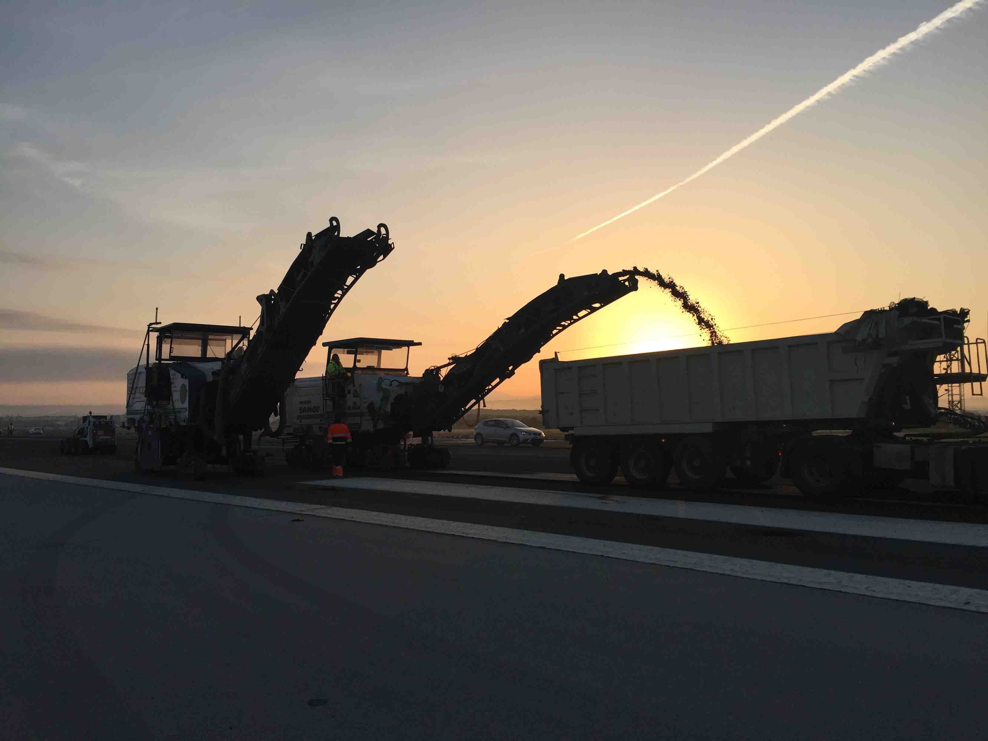 Two Wirtgen milling machines operating together were controlled by one system from Leica Geosystems Wirtgen milling machines
