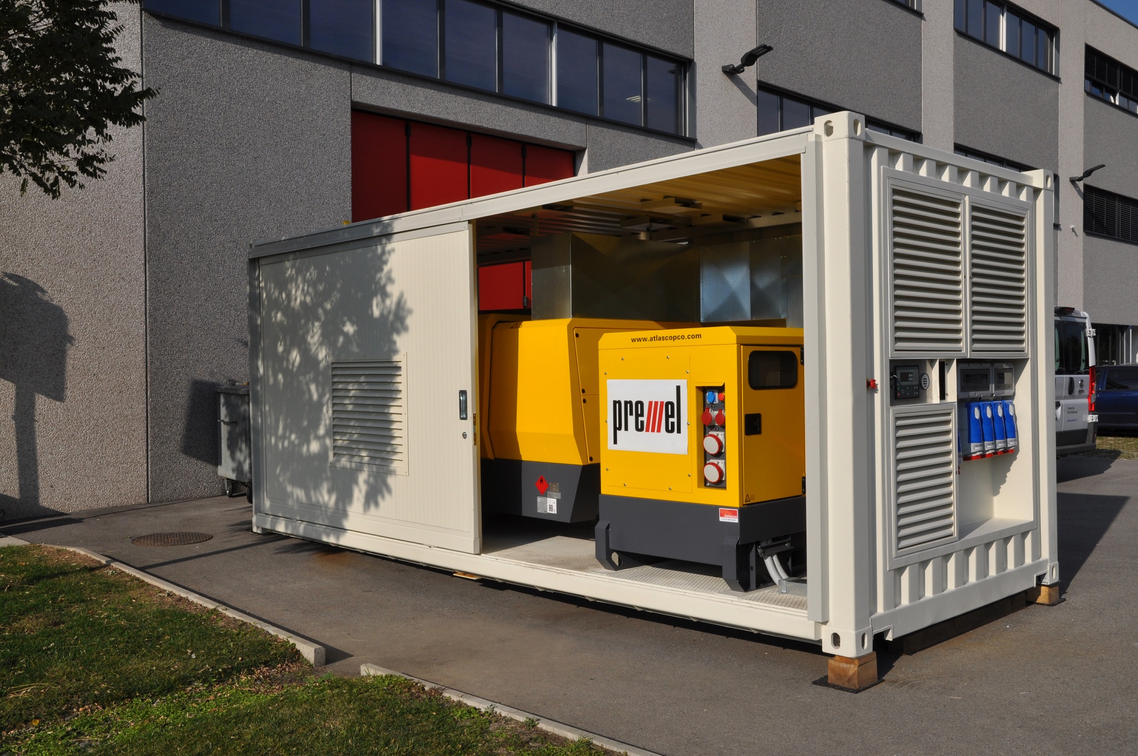 The mobile power stations are equipped with a robust QAS 60 generator and a XAHS 237 mobile compressor from Atlas Copco APE9385