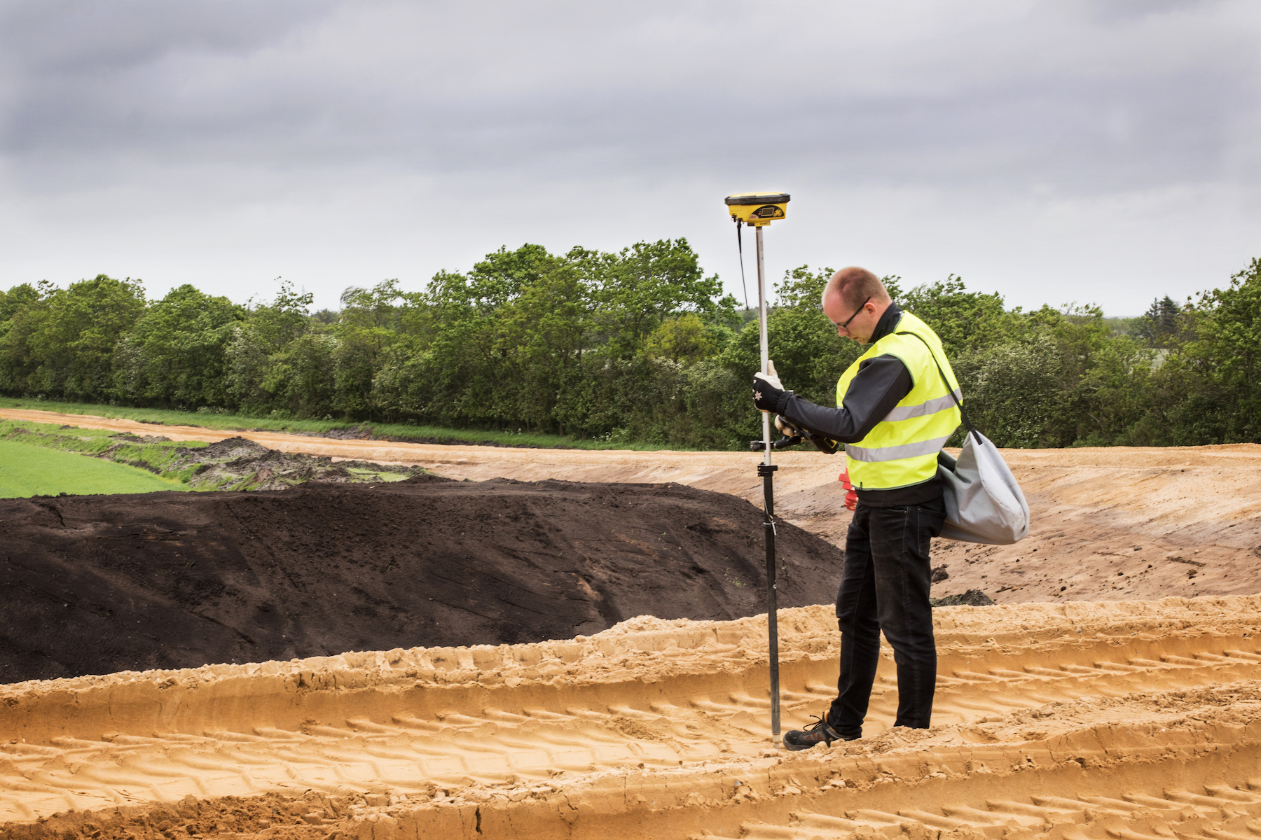 Leica’s iCON gps 60 SmartAntenna is used for grade checking Leica’s iCON gps 60 SmartAntenna