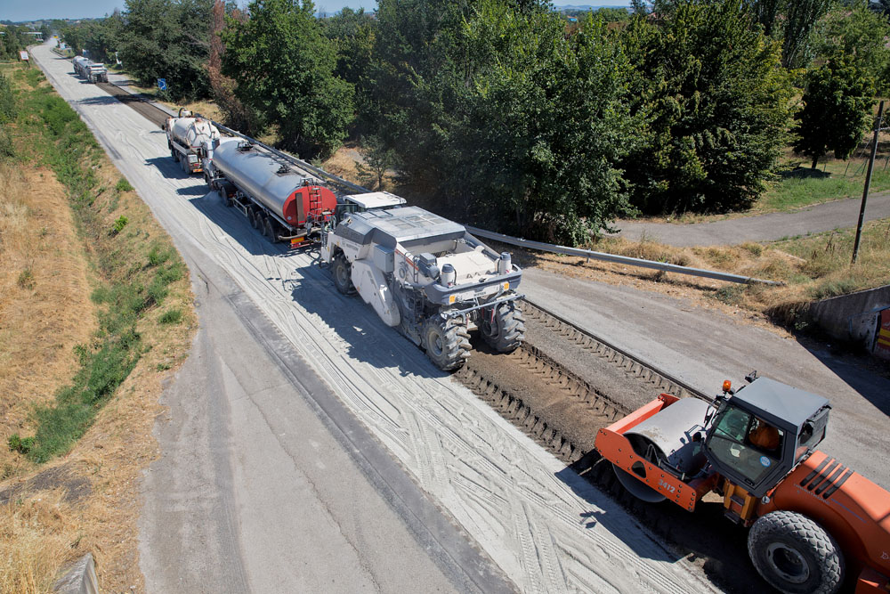 Wirtgen offers a comprehensive range of equipment and expertise for cold-in-place-recycling methods W_photo_WR240i_00439
