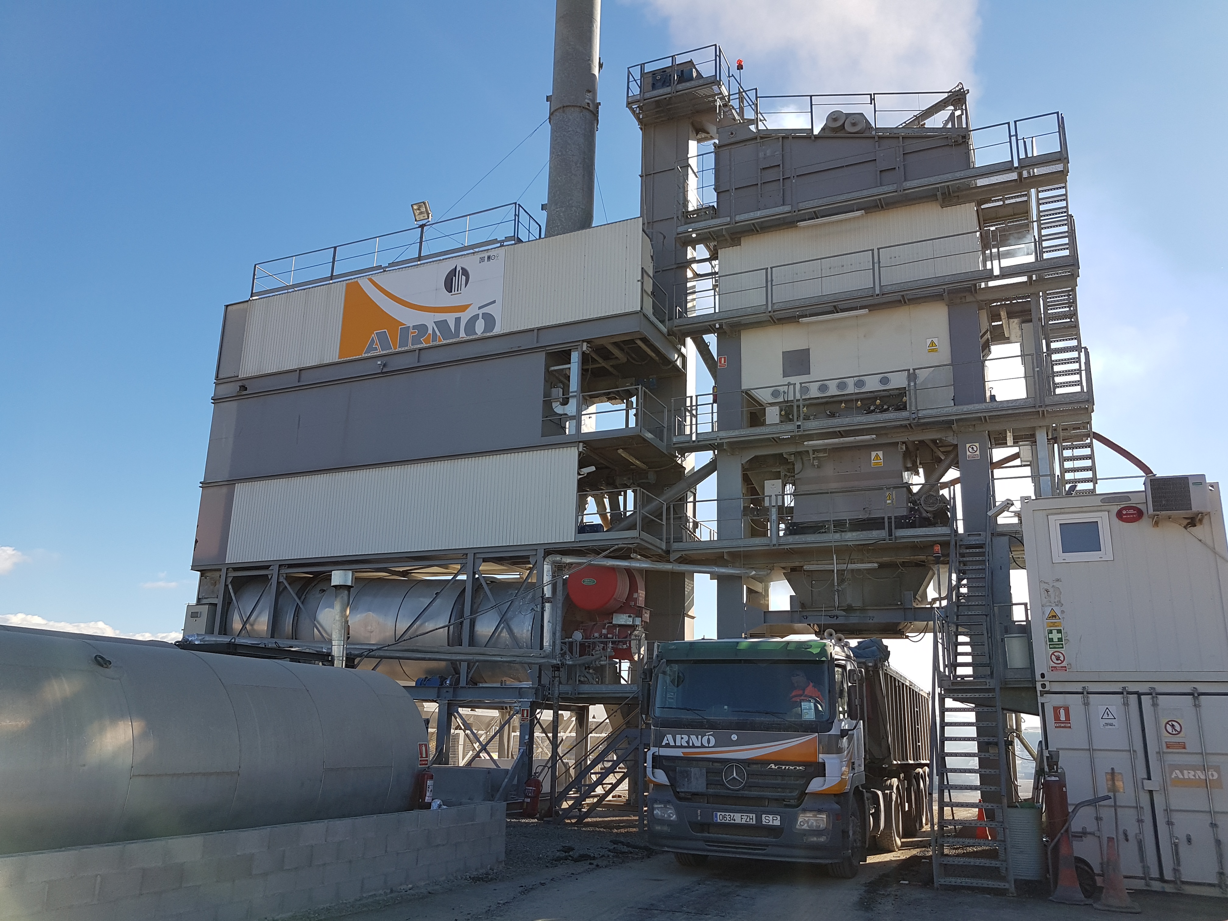 An Ammann mobile plant supplied asphalt for the repaving of a key runway at Barcelona Airport Amman-Barcelona