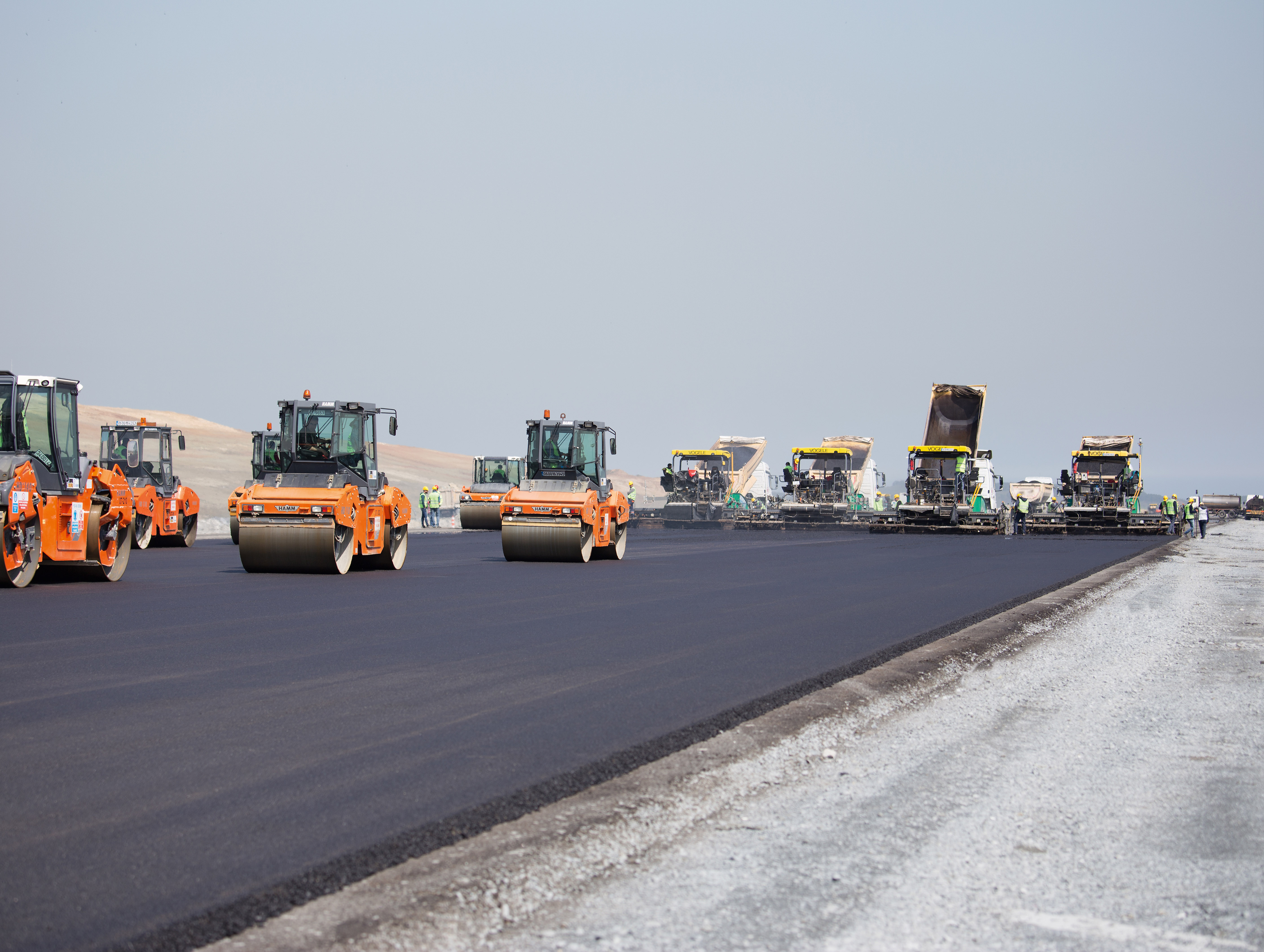 The asphalt pavers are working in echelon as this ensures hot to hot paving and longer lasting asphalt joints WG_Photo_Jobsite-Istanbul-Airport_00019_PRavatar.jpg