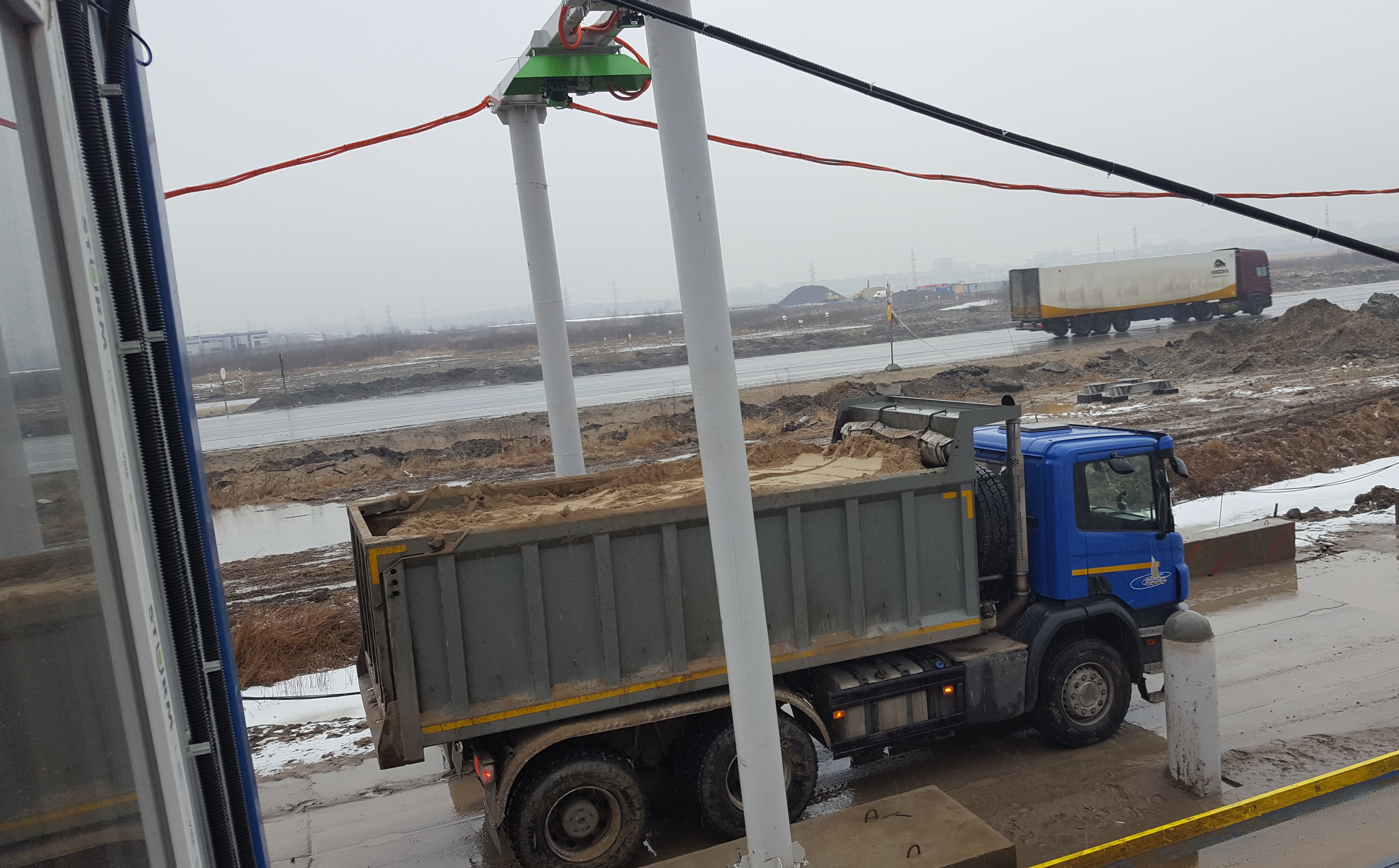 The truck load and license plates are identified by the system Truck Load license plates