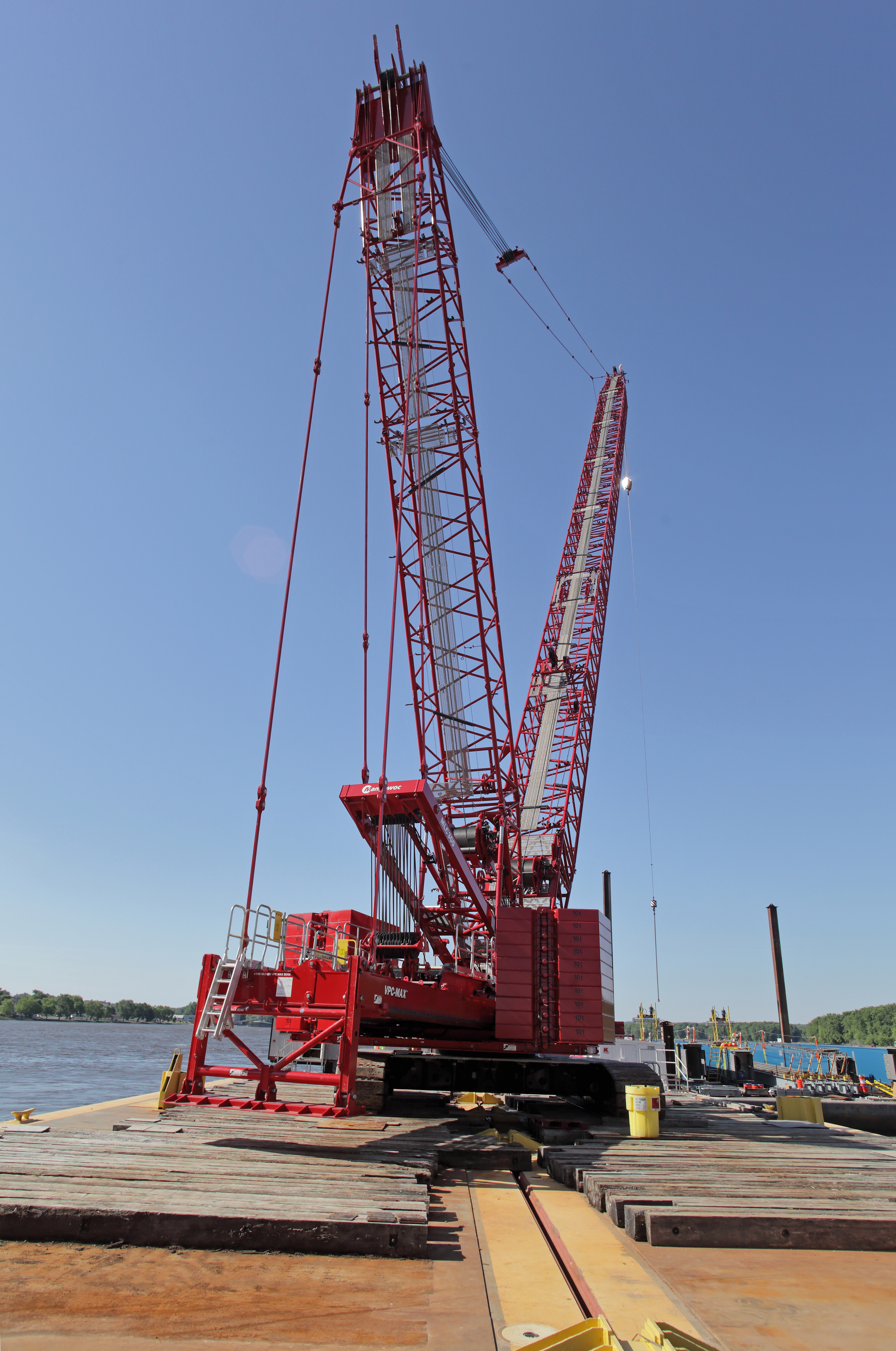 A barge-mounted crane from Manitowoc is playing a key role in a major Illinois bridge replacement project. The machine is being used by Kraemer North America, which is replacing an 84-year-old truss bridge near Savanna, Illinois. Manitowoc-IllinoisBridge-PIC2.jpg