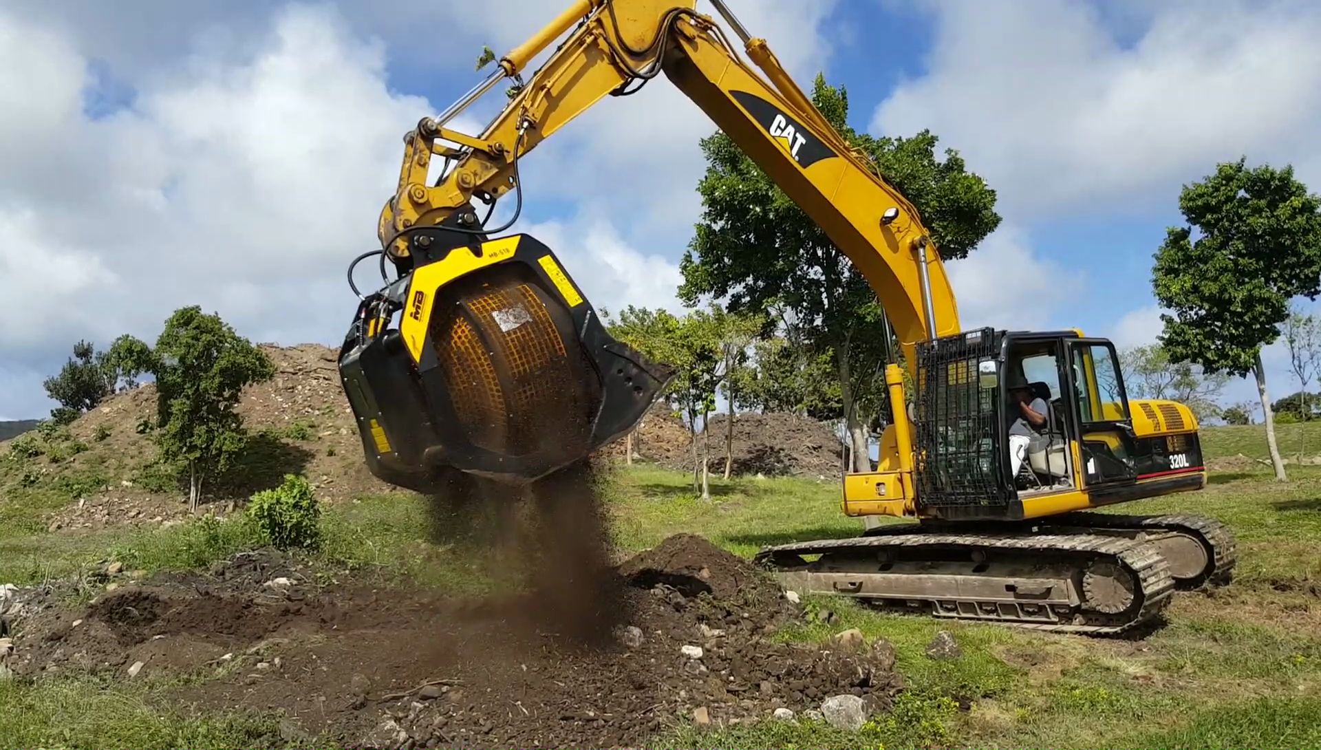 Some of the recycled material is being used for road construction MB-S18_Saint Kitts and Nevis_Cat_terriccio_riciclaggio.png