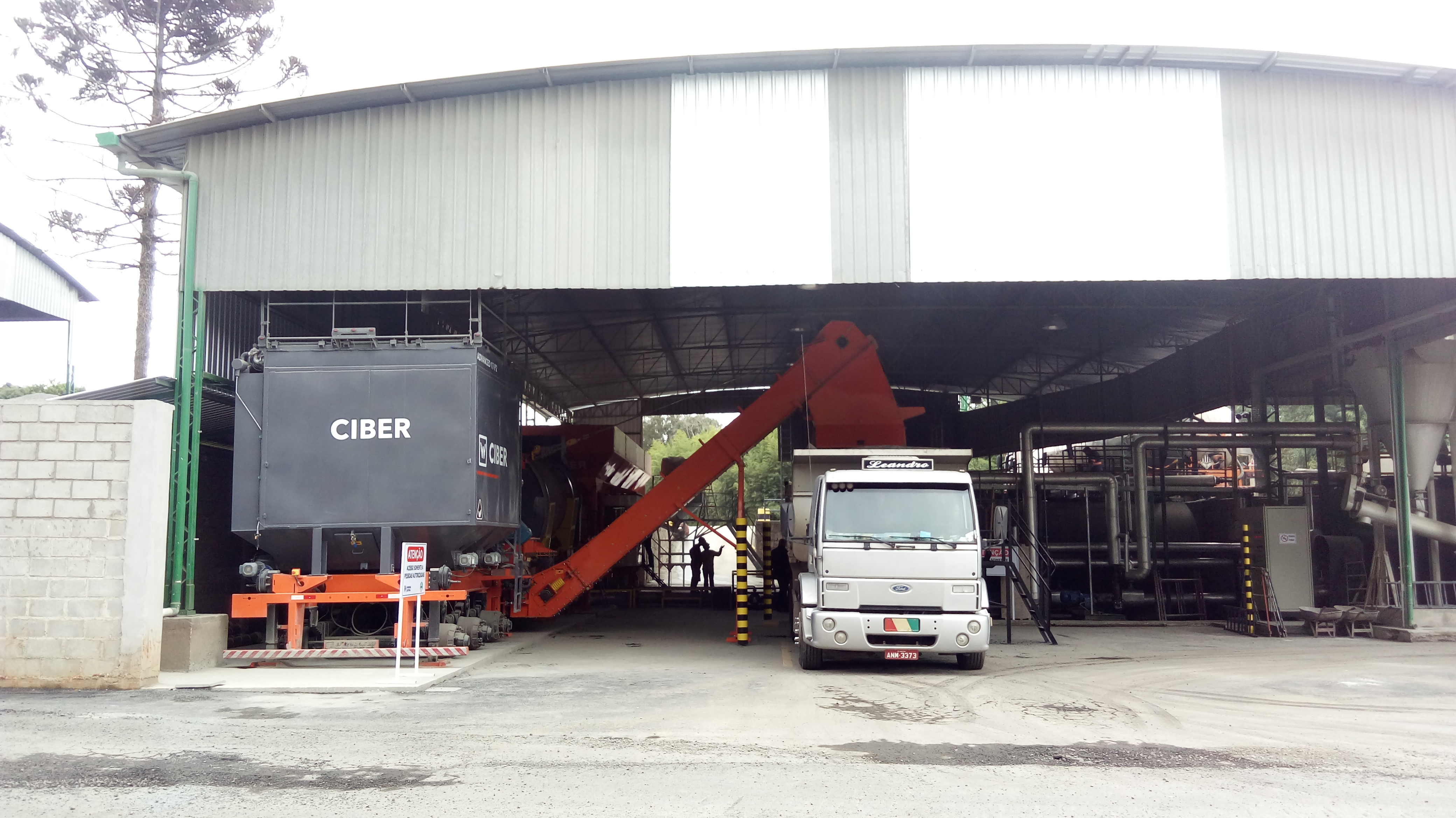 Effective truck loading at the plant can reduce segregation Effective truck loading