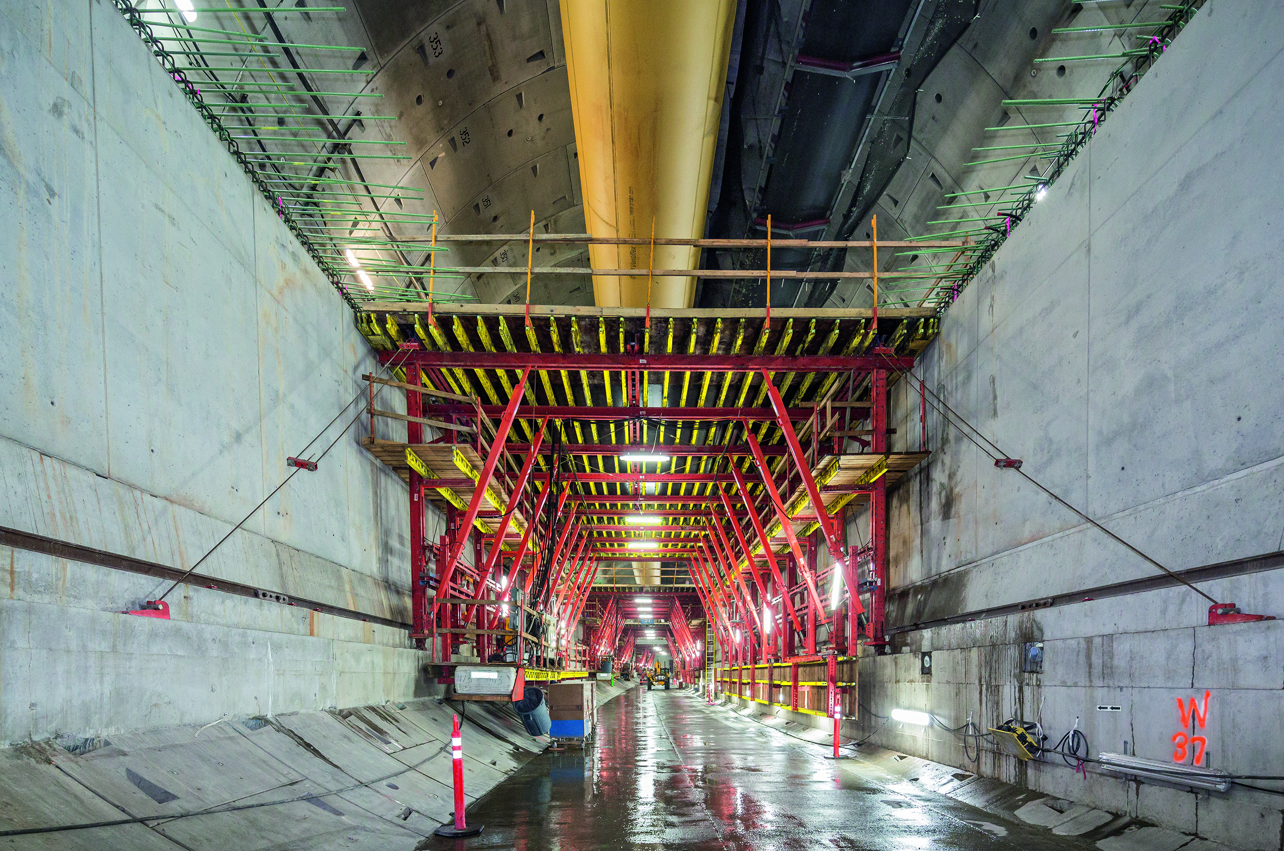 Peri's mobile formwork followed the tunnel boring machine Bertha and created the lower road deck corbels and allowed pouring of concrete for the upper road deck Shuttering and striking processes for the slab are supported by hydraulic components (photo Peri).jpg