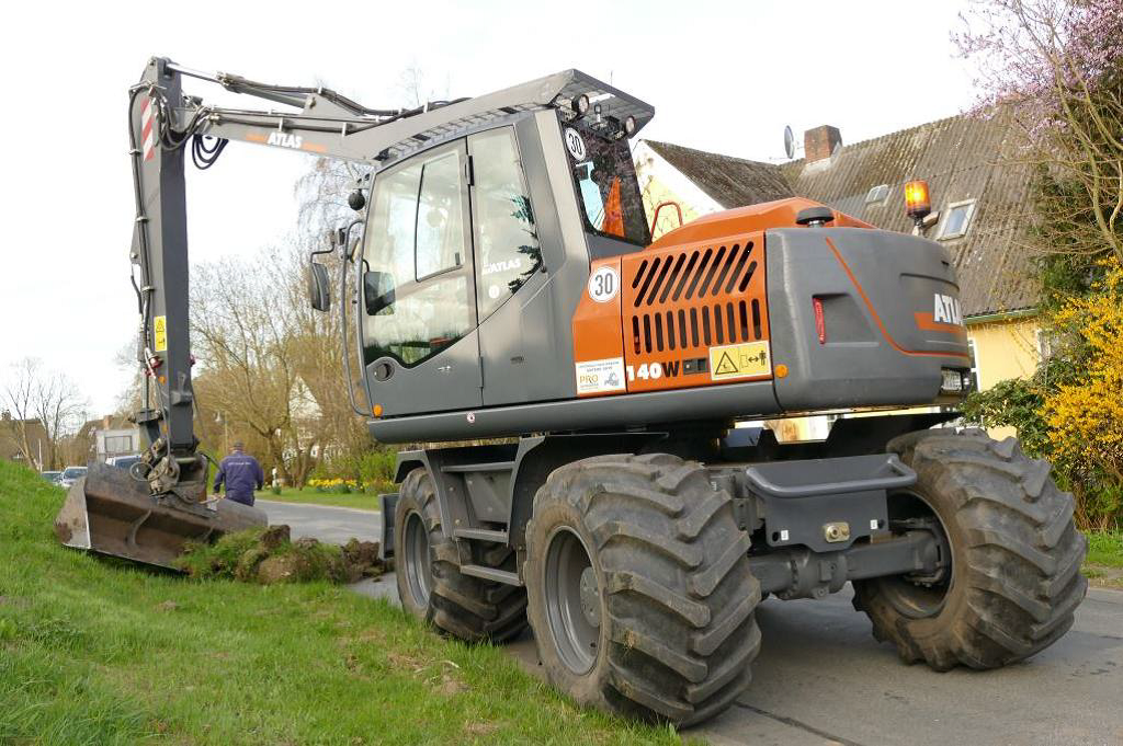 “Bigfoot” with the big feet is the Atlas 140 W all-terrain excavator Atlas.png