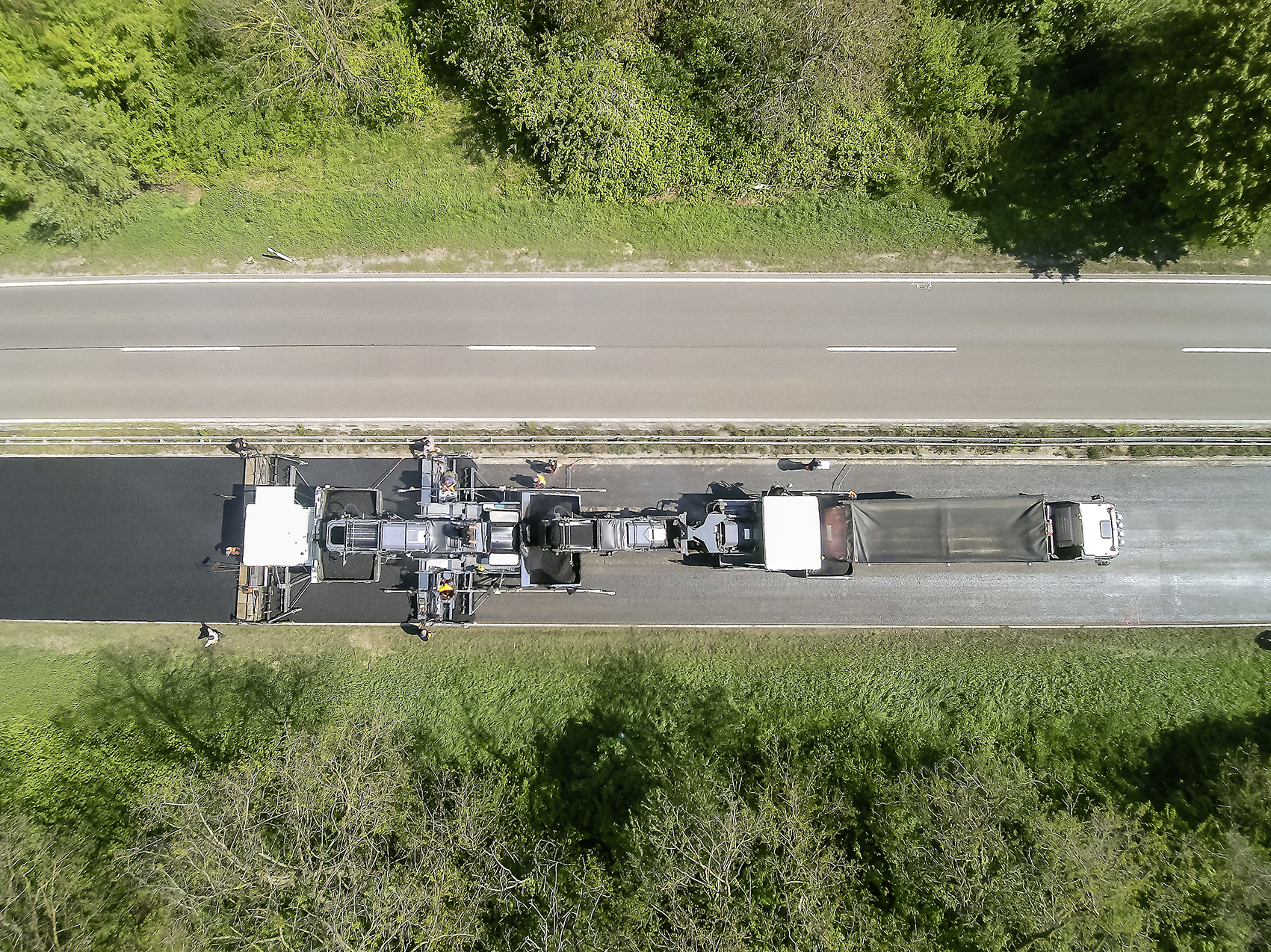 Two pavers and a material transfer vehicle are needed for the InLine paving system VOEGELE_09_1_17_166.jpg
