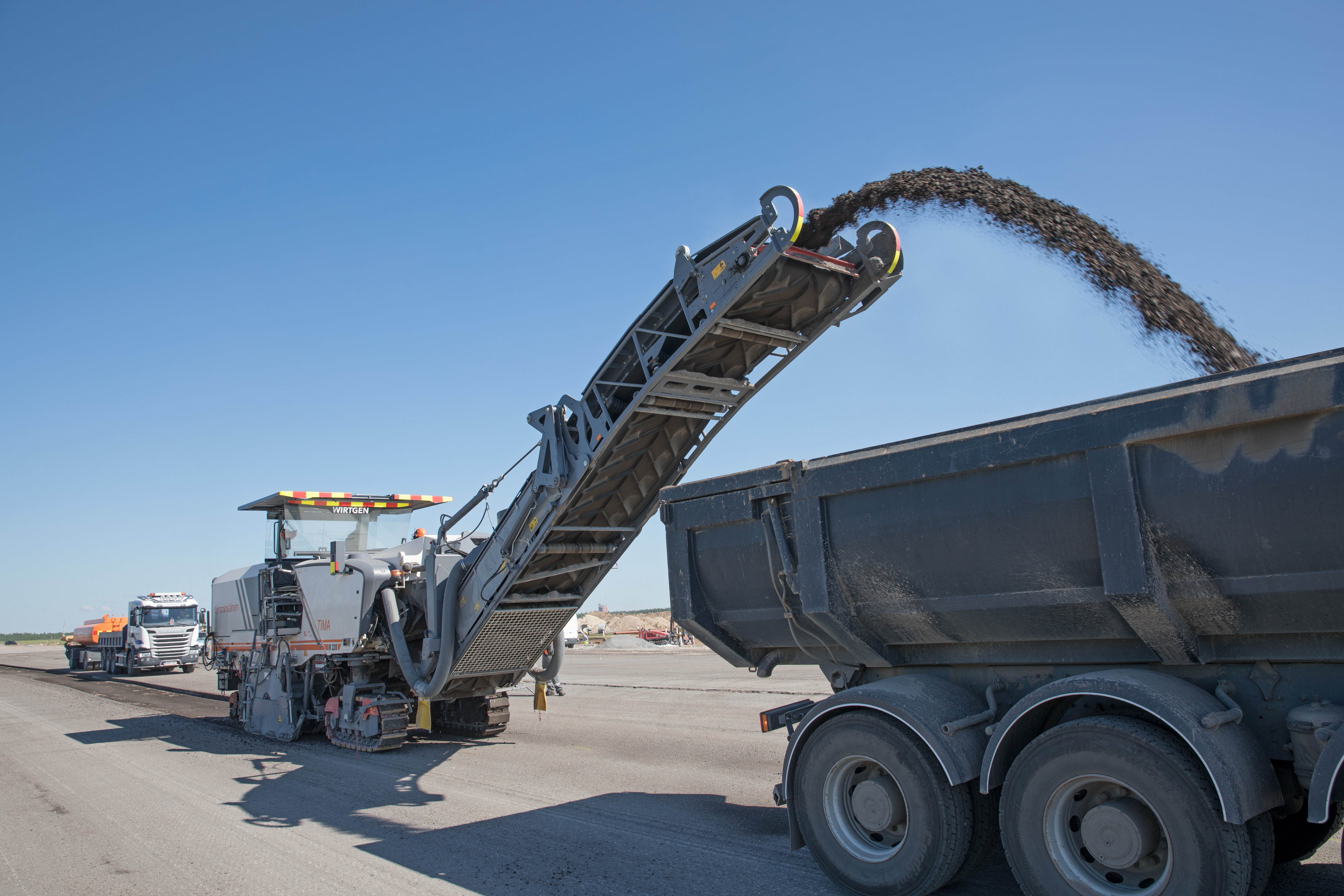 Finnish contractor Lemminkäinen used three W 220 large Wirtgen milling machines for the job RSThelsinkiPic2.jpg
