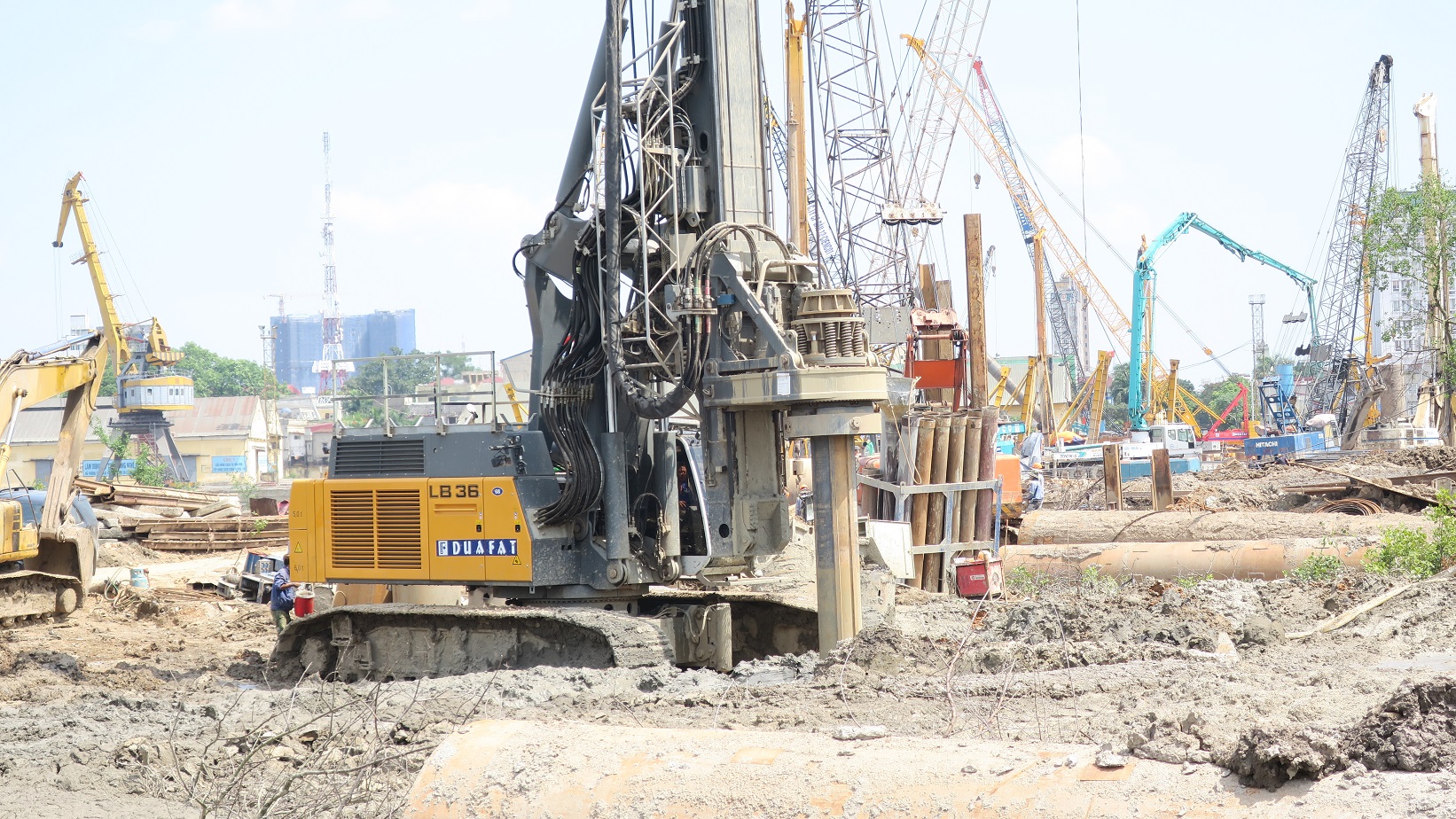 The Liebherr rig is achieving high productivity in very waterlogged conditions IMG_3874lr.jpg