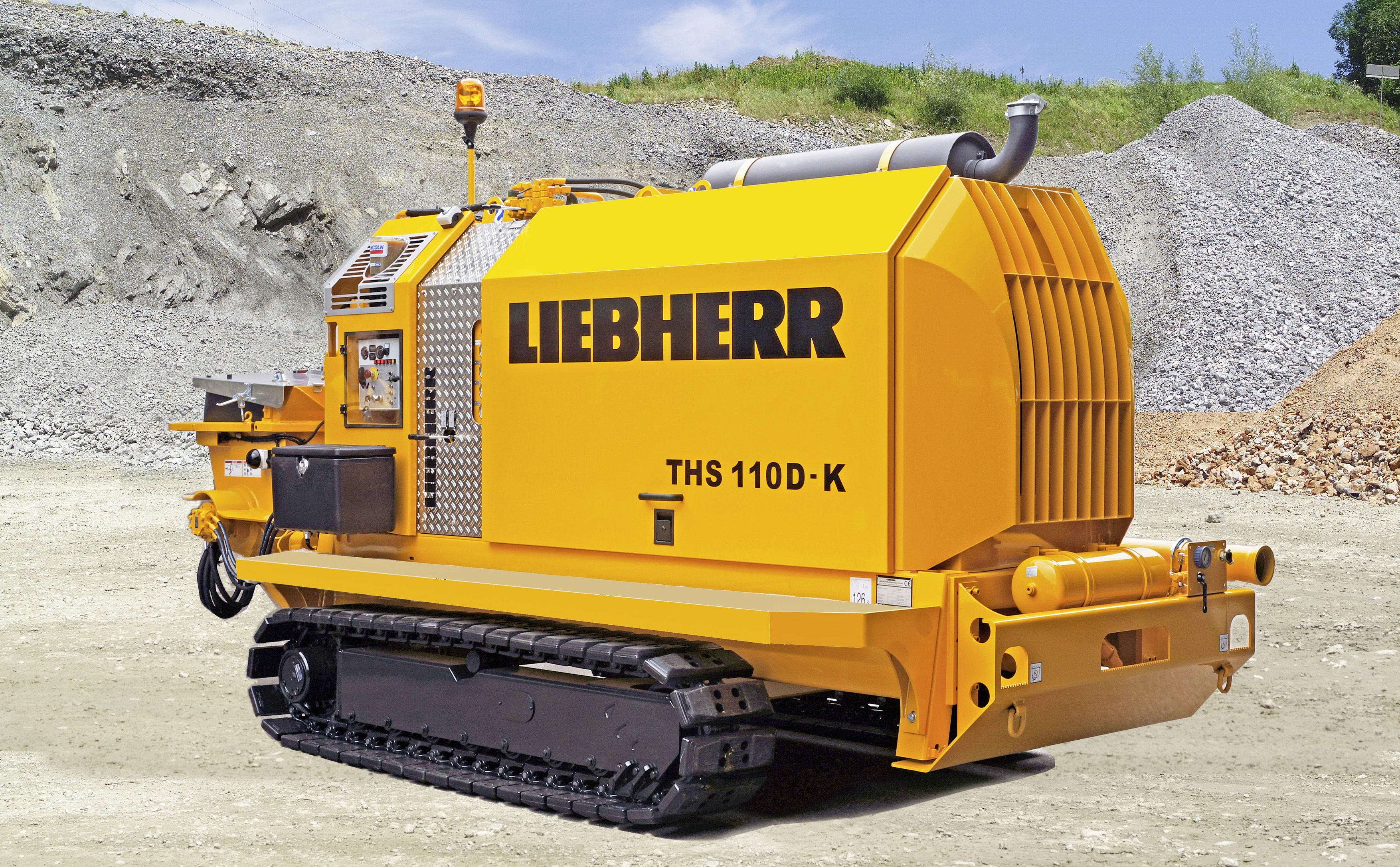 The concrete pump is moved and controlled via a radio remote control Liebherr_THS Concrete Pump_Pat_C1 1.jpg