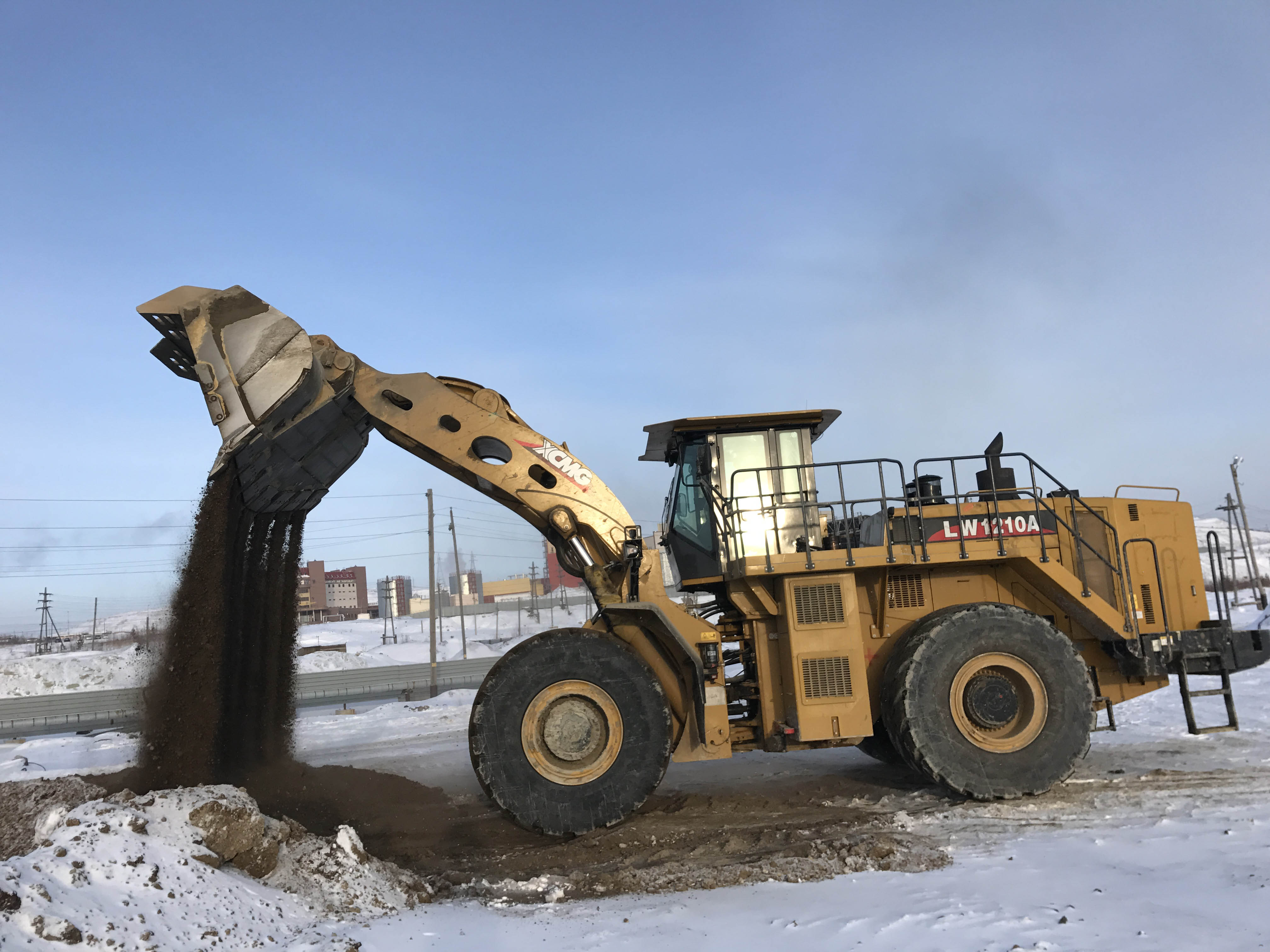 Despite working in severe Arctic winter conditions, the XCMG wheeled loaders have proven reliable for the Russian customer xcmgrussia2.jpg