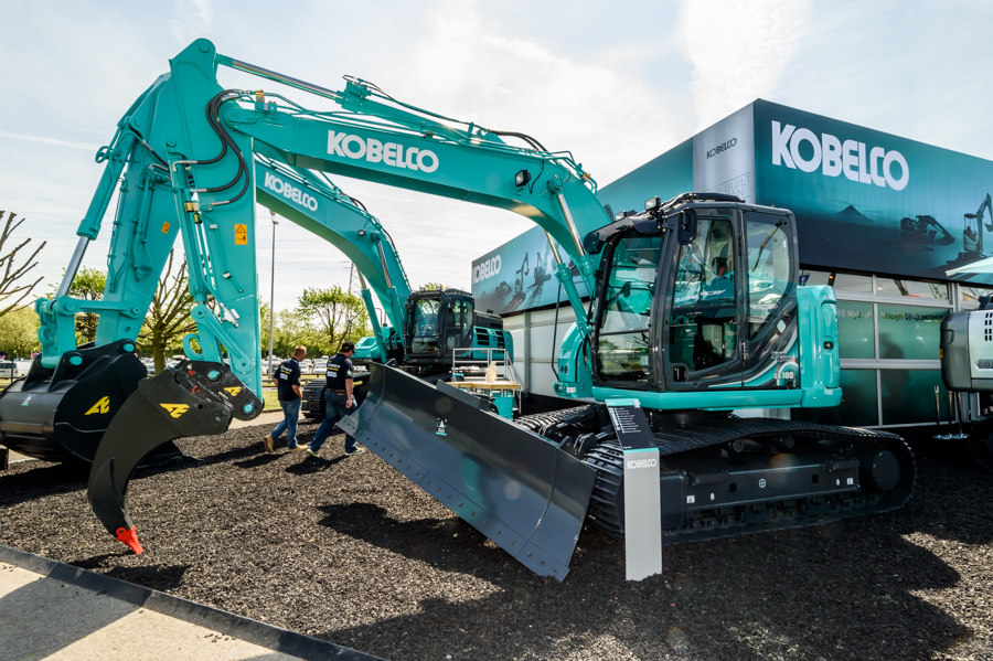 Blade Runner gets improved track motors and a redesigned six-way blade. KOBELCO-ED160BR-5 Blade Runner-2.jpg