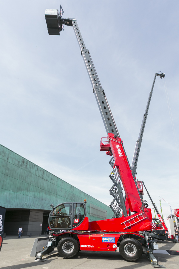 The RTH 8.25 high capacity telehandler Magni-RTH 8.25-1.jpg