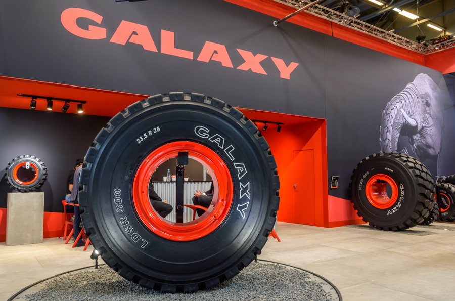 The LDSR 300 E3/ L3 is designed for wheel loaders operating in tough environments. ATG-GALAXY RADIAL TYRE-HTSR-300-2.jpg