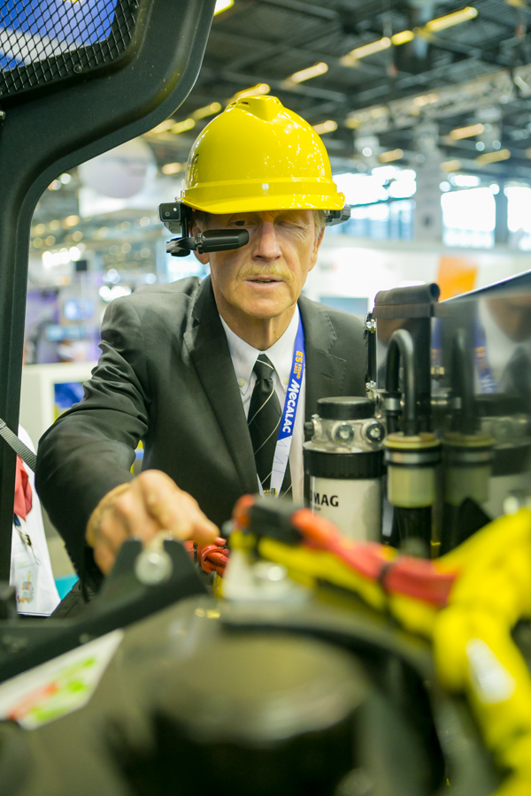 World Highways deputy editor David Arminas tries out Bomag’s Digital Field Service Fayat Marini Bobat-VR headset-5.jpg