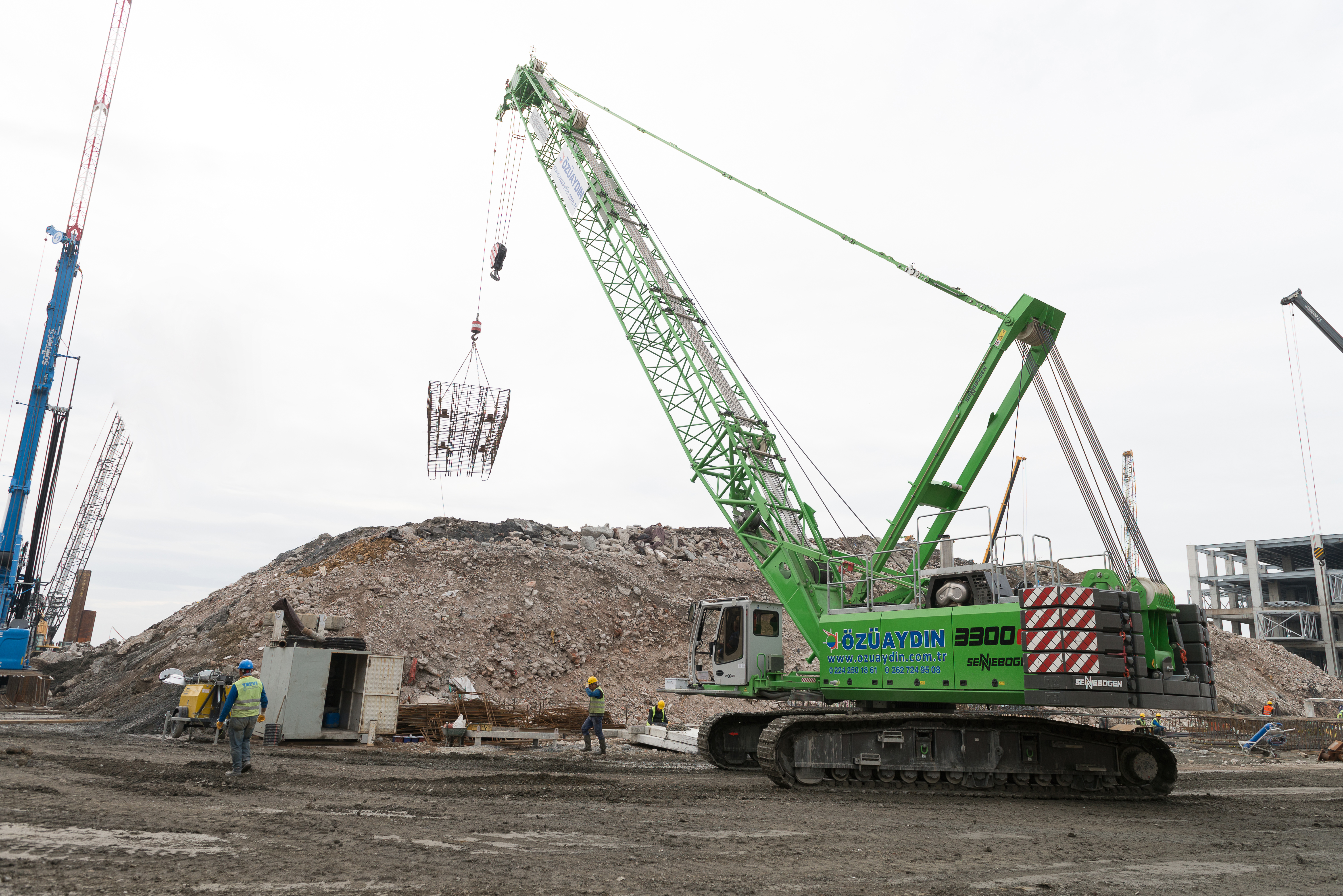 Turkish firm Özüaydin Crane is using its Sennebogen cranes to ensure that logistics run smoothly at the construction site of the port of Istanbul 201611_3300_E__Kraneinsatz_Tuerkei_OEzueaydin__2_.jpg