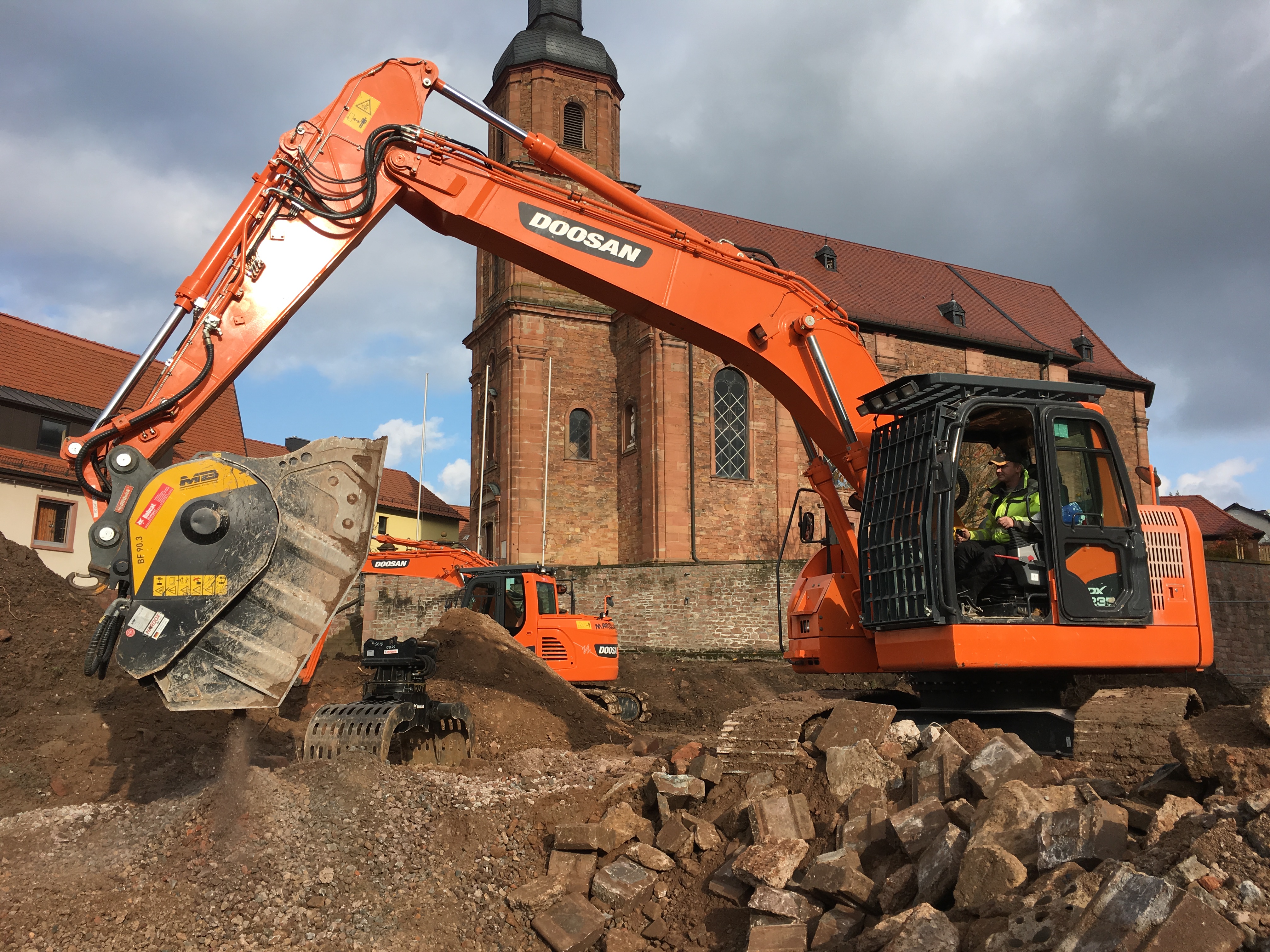 MB Crusher - Still going strong, MB Crusher's BF90.3 crusher bucket.JPG