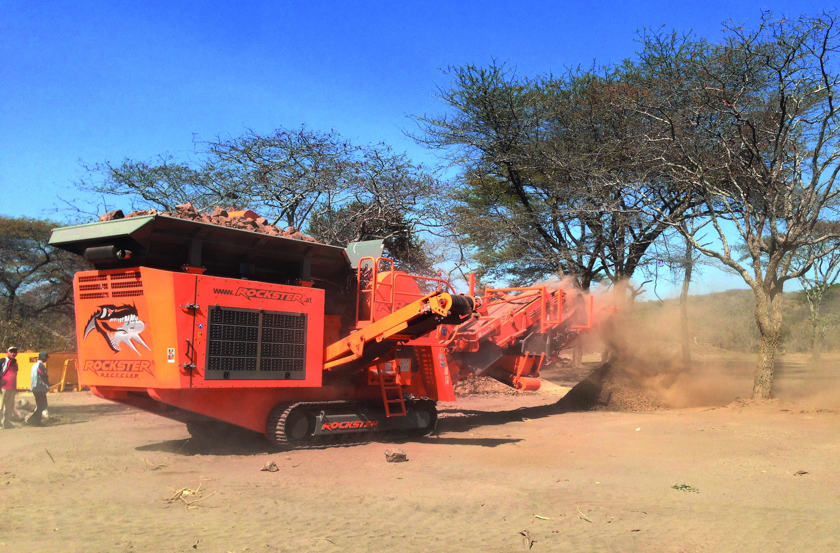 The Rockster Jaw Crusher R800 crushes lead ore in Chunya to a size of 0-40 mm using screenbox and return belt Pic01_Rockster-R800-Crushing-Galena_01.jpg