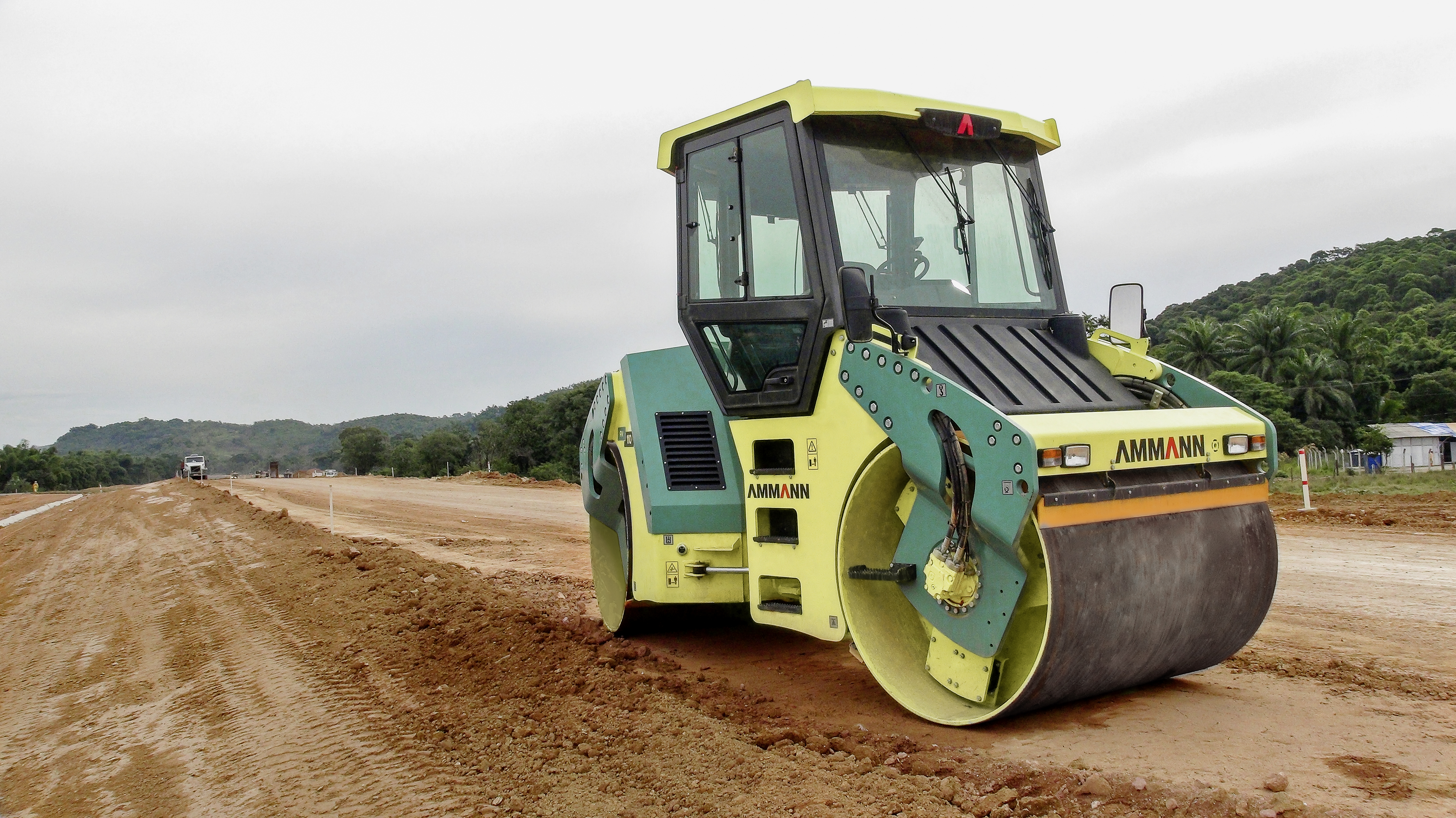 Finish compaction is being carried out by contractor Spectra using an articulated roller from Ammann AV_110_X_T3_Tandem_Roller_BRA_02_Mrgb.jpg