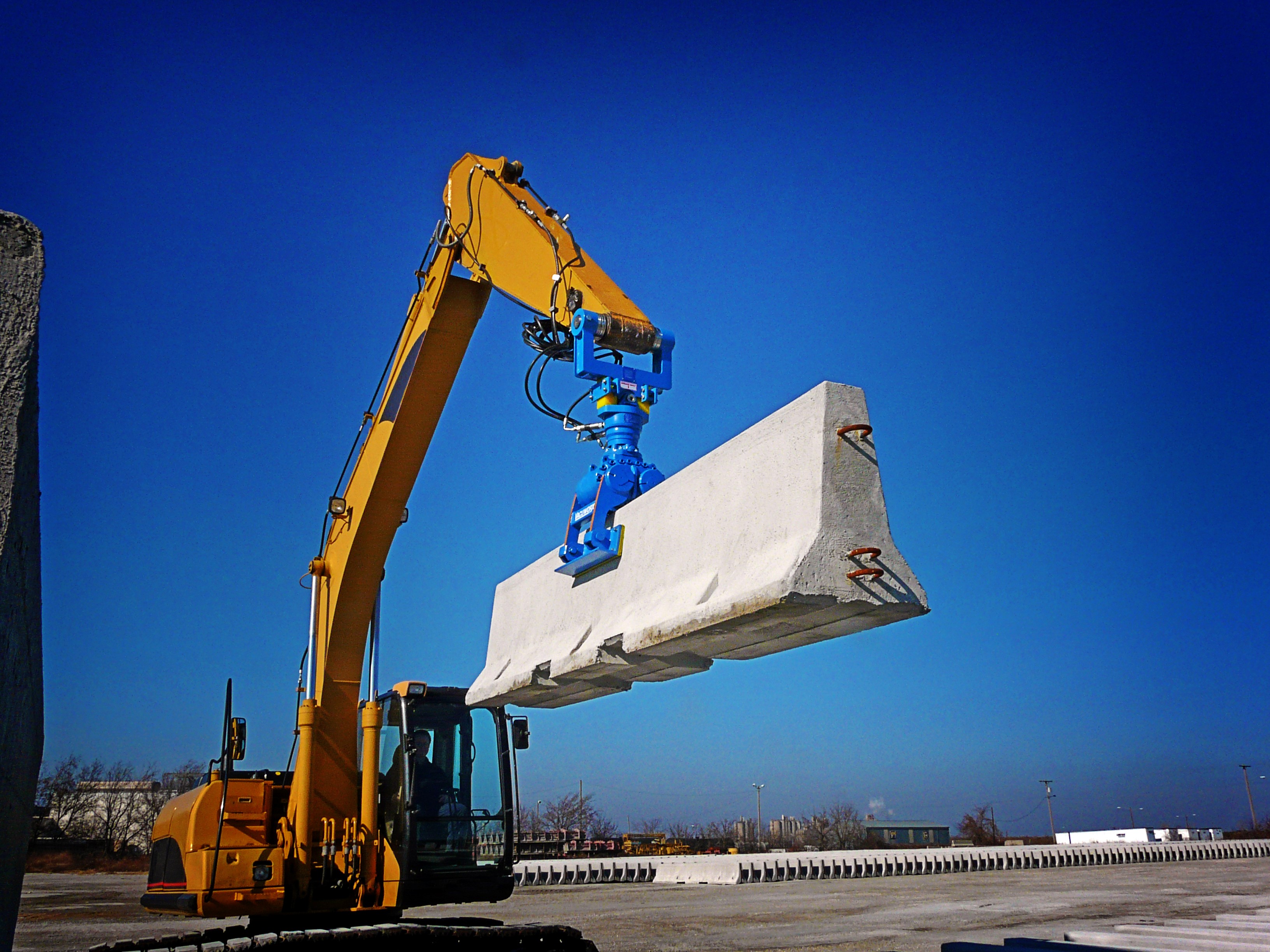 Business is picking up for Vacuworx: the HL Series hydraulic barrier lifters Vacuworx - PIC2.jpg