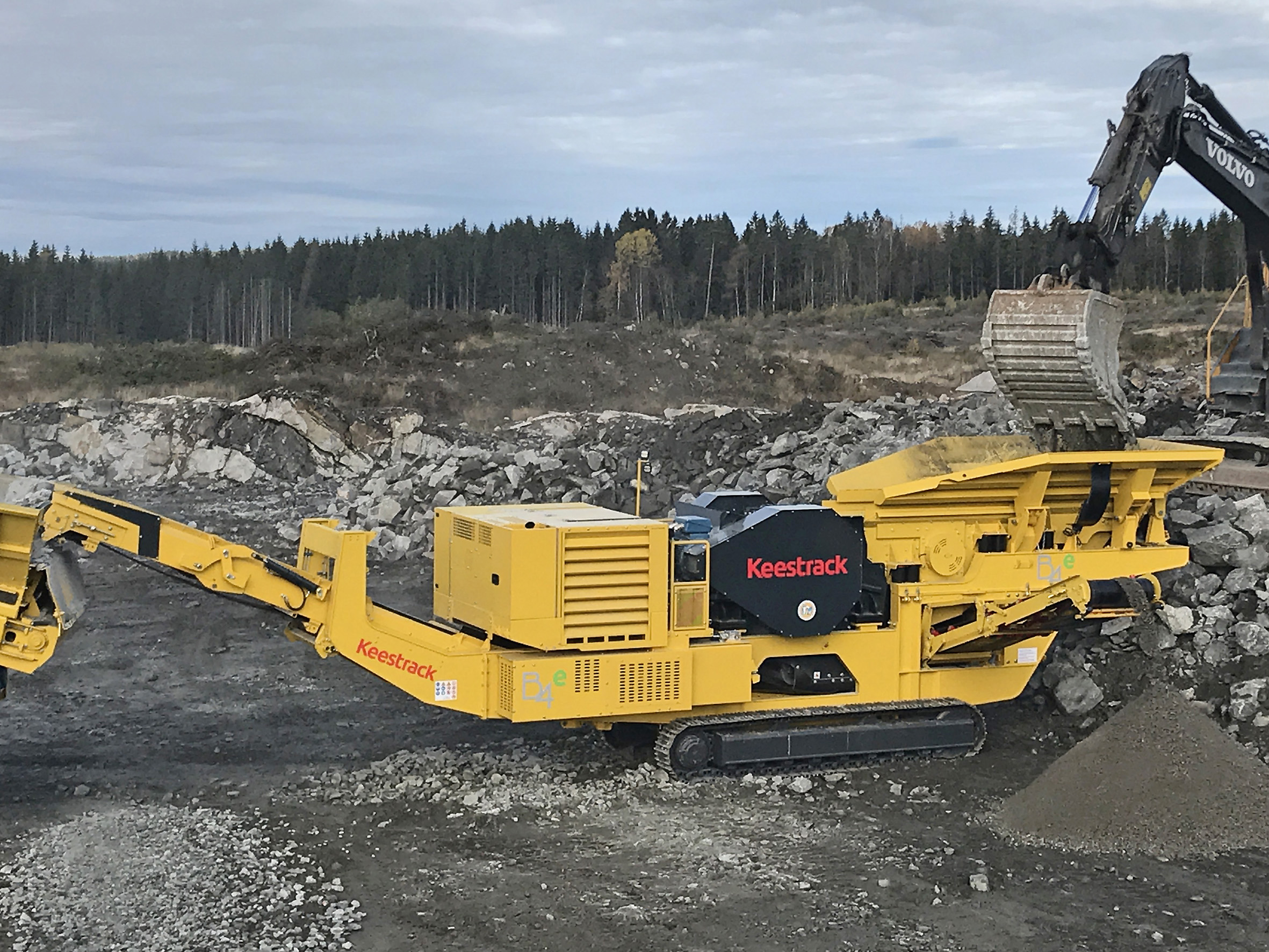 Keestrack’s new Indian subsidiary eTrack anticipates a substantial demand in the processing market for machines such as the fully hybrid Keestrack B4e jaw crusher Keestrack_eTrack_India 3.jpg