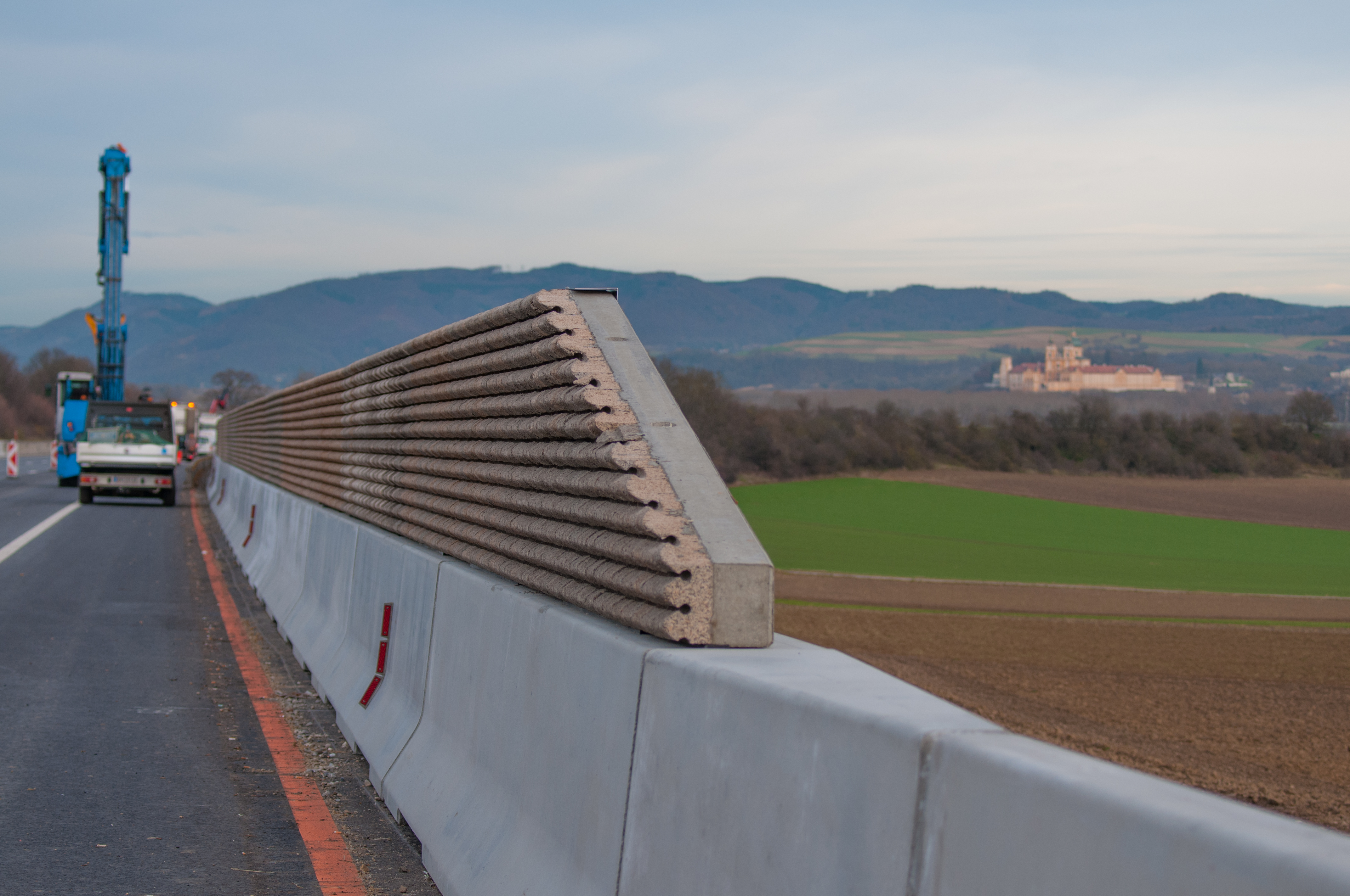 Rebloc’s integrated noise barrier: various materials and colours are available as sound absorption material Rebloc-NoiseBarrier2017_AT_A1_LSW_RB100_8_RB100_2-546.jpg