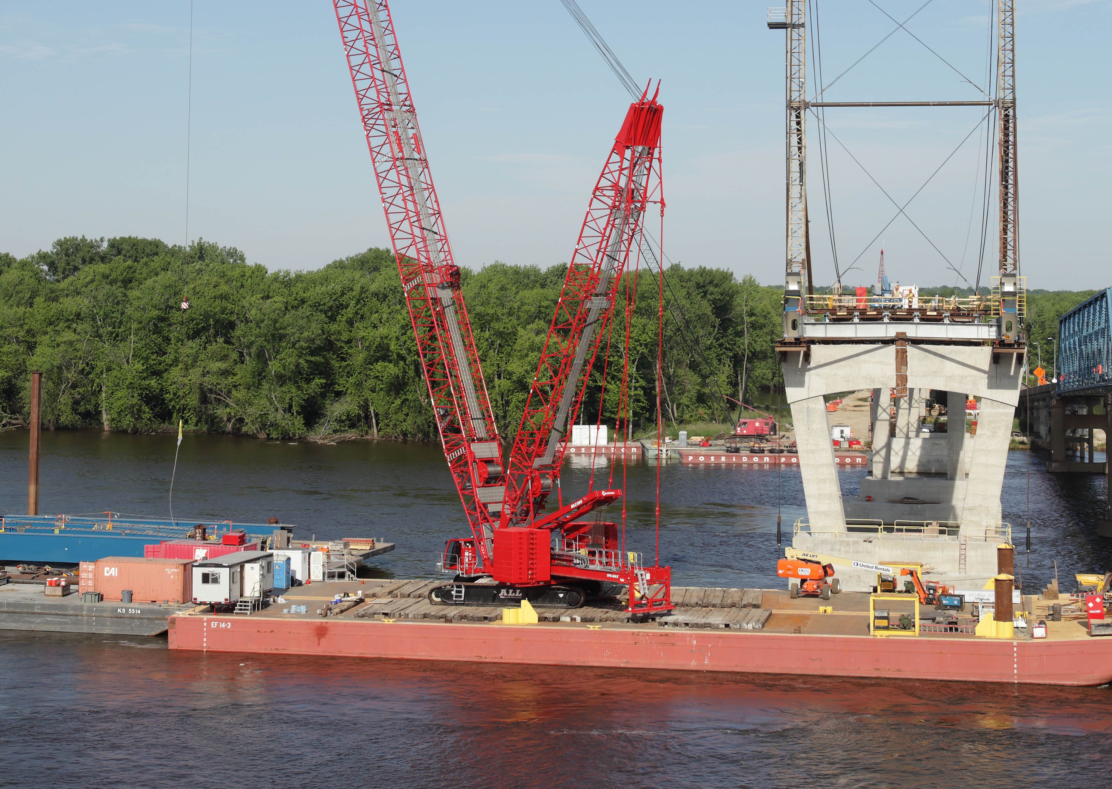 A barge-mounted Manitowoc MLC300 at work on the new 750m-long Dale Gardner Veterans Memorial Bridge in Illinois 1Barge-mounted-MLC300-brings-enhanced-stability-to-Illinois-bridge-replacement-32.jpg