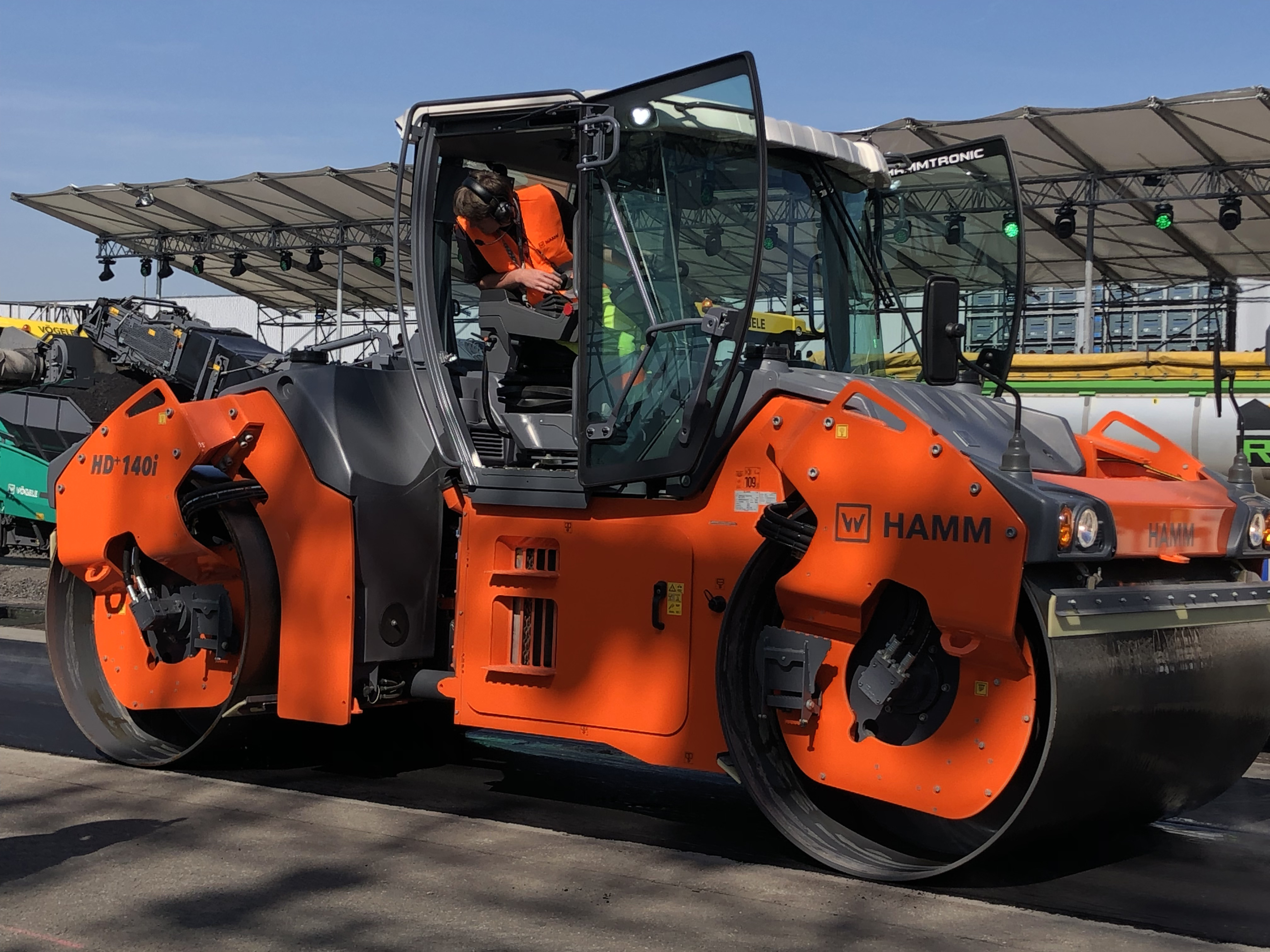 No looking back for John Deere and Wirtgen: the Hamm HD+ 140i tandem roller Wirtgen - PIC 1 new.jpg