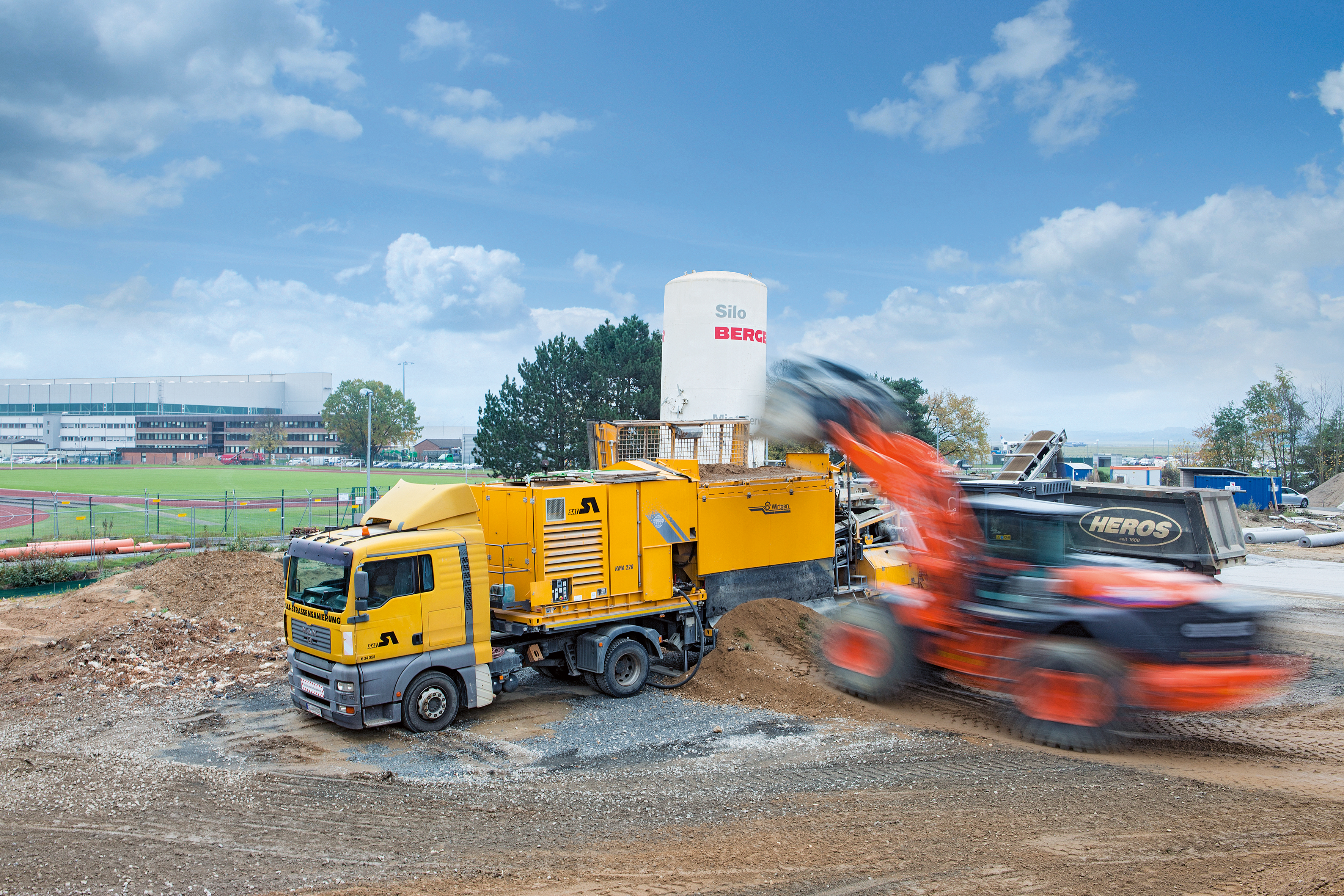 The mobile KMA 220 is only 2.5m wide and 14.7m long, including the cabin which is folded in for transport RST Aug 2018 - Wirtgen CologneBonn - 1.jpg