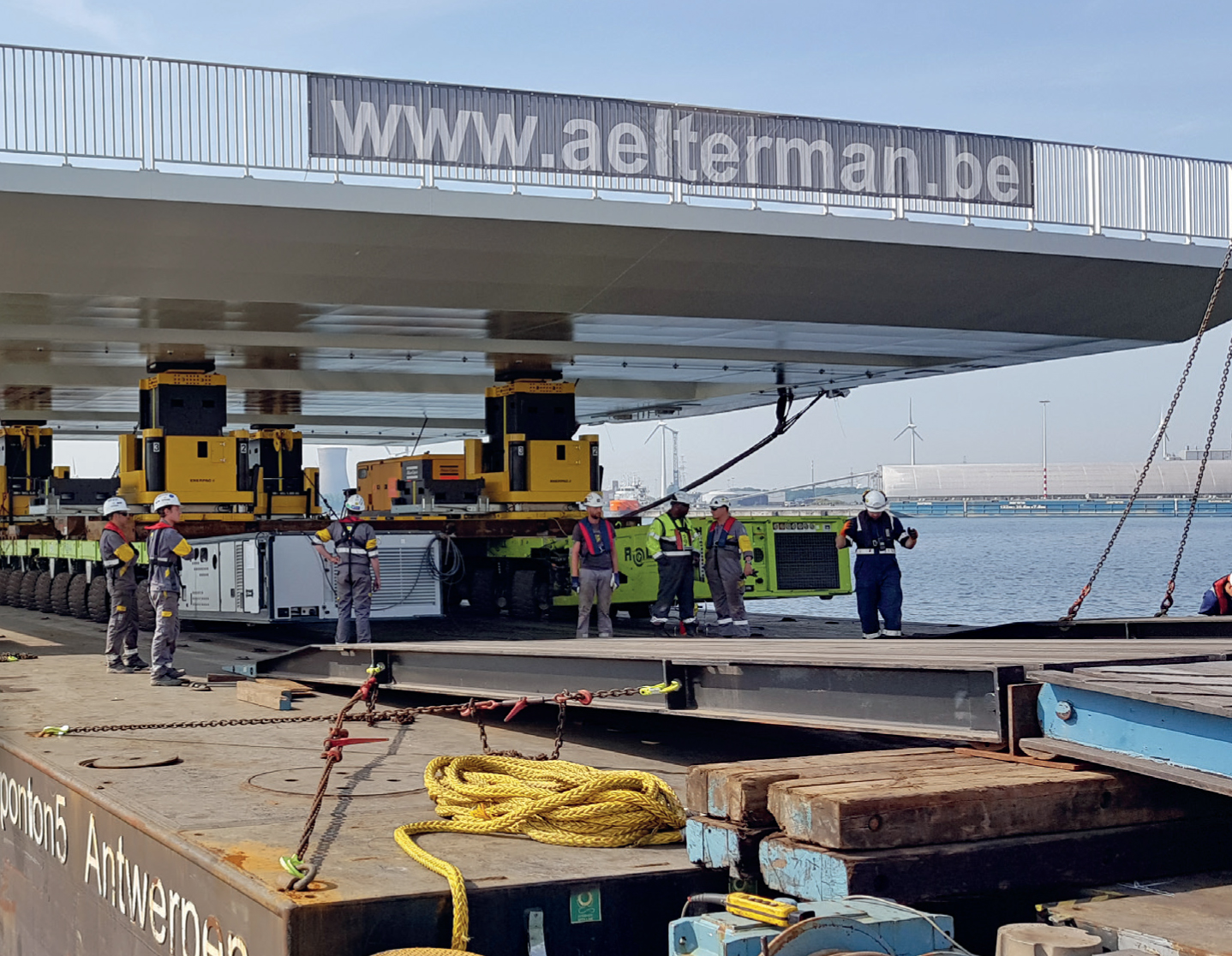 Deck is lowered for better stability during the pontoon trip to Antwerp 043_JWH18.jpg