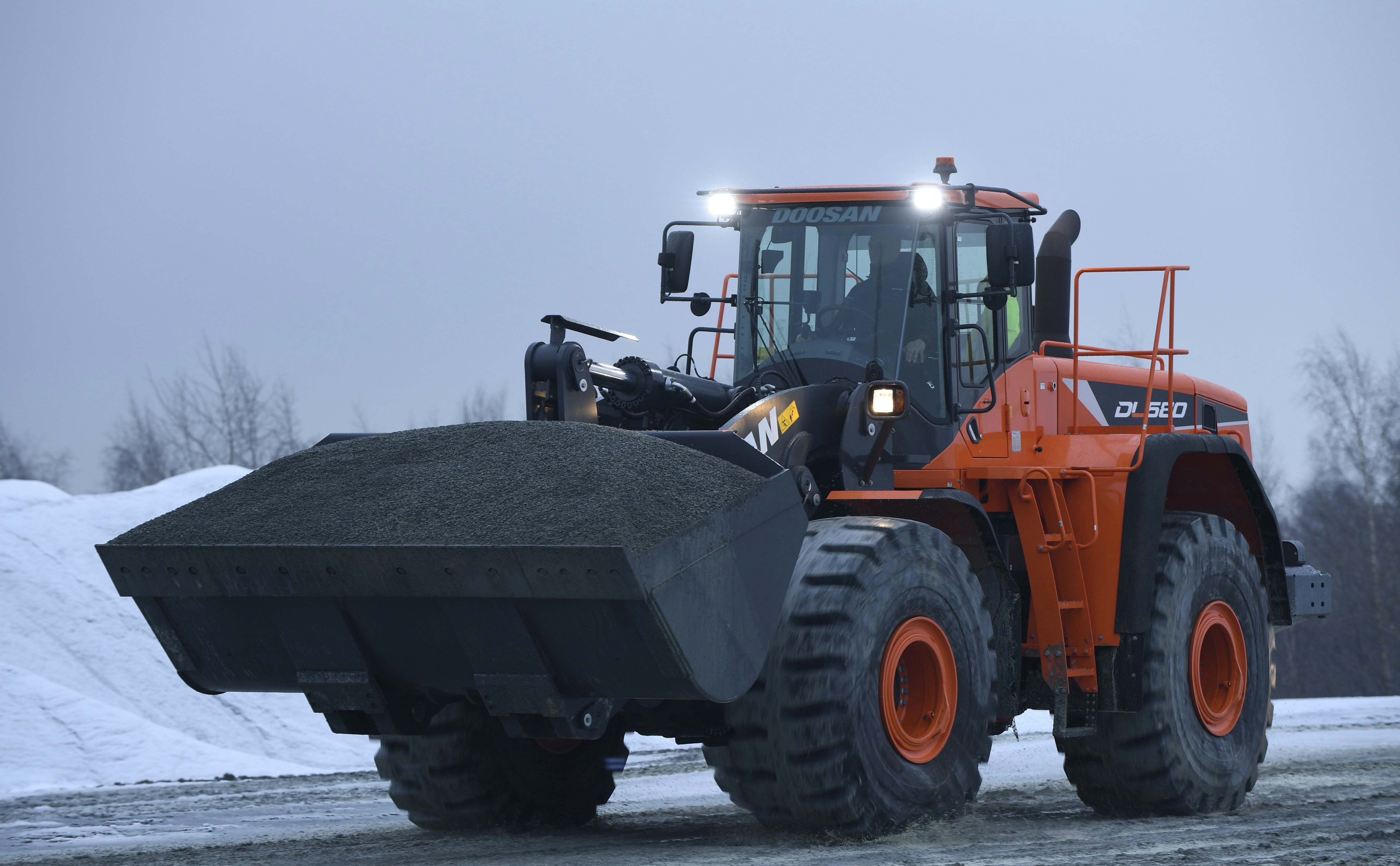 Doosan’s DA30: suspension upgrade to a hydro-gas self-levelling system Doosan DL580-5.jpg