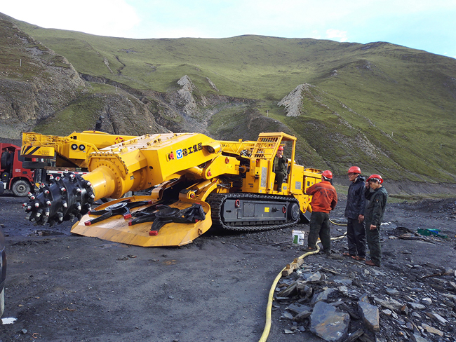 Roadheaders from XCMG carried out the tunnel excavation work Micang Mountain Tunnel2 650.jpg