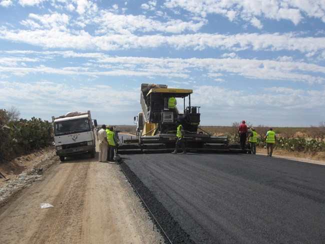 The BOMAG paver was extended to its maximum 6m width and then fitted with bolt-on extensions to allow a 7.5m paving mat width Bild 6_650.jpg
