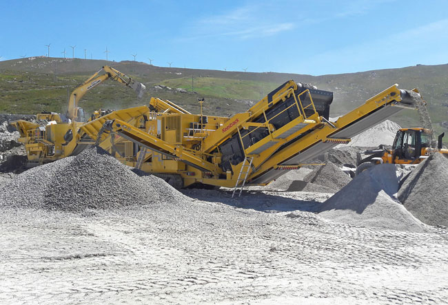 Keestrack H4e: as secondary crusher with its three-deck hanging screen it offers high productivity with up to four defined fractions Keestrack-Hillhead-Report 3 650.jpg
