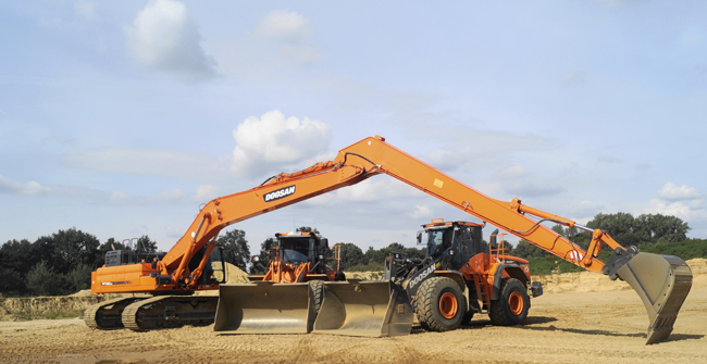 The Doosan DX530LC-5 has a customised 18m boom for working in water and 900mm-wide tracks to keep the unit’s ground pressure low Kieswerke Silzen Peissen_pic2 650.jpg