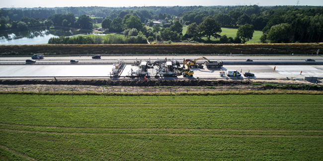 Dual-layer concrete placing on the A7: two Wirtgen SP 1500 slipform pavers and Wirtgen’s TCM 180i texture curing machine Wirtgen - Dual layer concrete - PIC 1.jpg