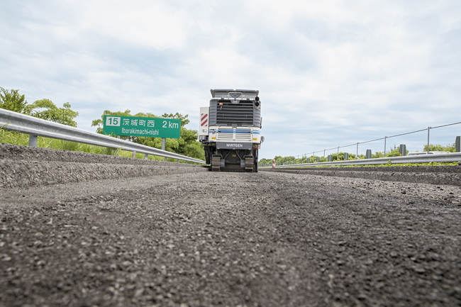 Using the Wirtgen milling machine with its efficient water spray system is said to have delivered fuel savings at the asphalt plant when the RAP was reused in the mix W_photo_W210_01833_PR.jpg