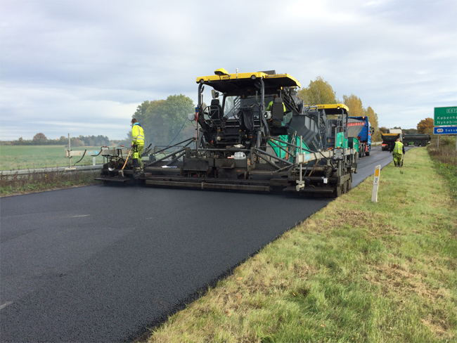 Laying out climate asphalt on the M30 in Denmark and with 50 billion driven km each year in Denmark, the implications for CO2 reductions are substantial Energibesparende asfalt M30 Maribo.png