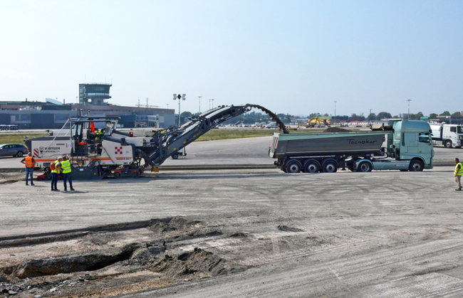 The job involved milling the runway and the adjoining taxiway 10 topcon650.jpg