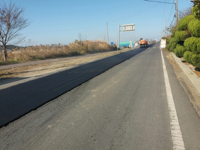 Hansoo Road Industry’s Recover asphalt is a 2cm-thick overlay, which can be installed over cracked roads Recover asphalt.jpg