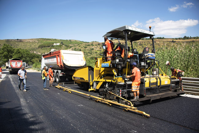 The design of the Sumitomo JP2360 screeds offer a wide hydraulic extension range, which was a benefit for the paving work at the racing circuit 0001.jpg