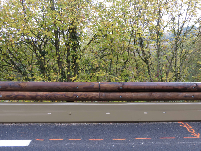 The T32 from French manufacturer Tertu is made of a B-profile steel guardrail cladded with four half-round logs of 16cm Tertu - Barrier Dijon - 1.jpg