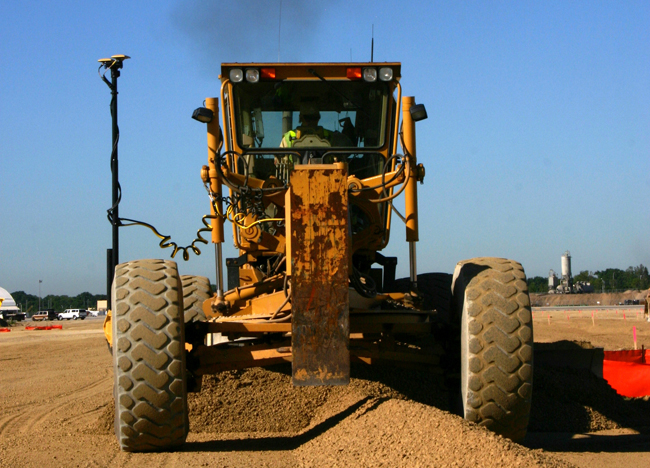 Installing machine control technology on earthmoving equipment allows operators to reach target grades quicker and with no need for reworking 1 - TRENDS - 3D-GPS+ Cat 14H 1 McCr0001650.jpg