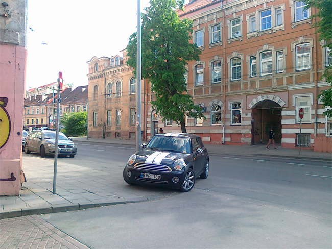 Some drivers have a laissez faire approach to parking their vehicles – image courtesy of Kestutis Rusas skidsKestutisKerys.png