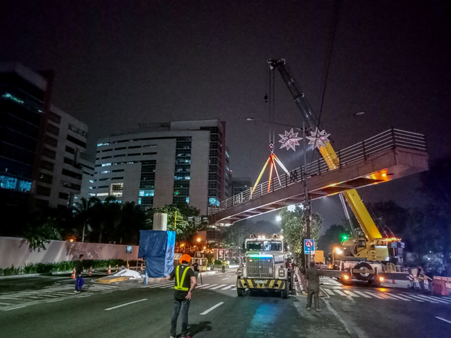 A Grove in a groove above Ortigas Avenue in Pasig City Grove-Manila Footbridge - PIC 2.jpg
