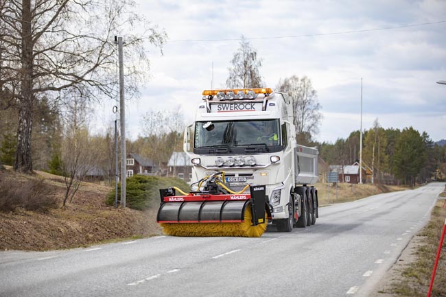 The SOP-LB2800 sweeper features an "active" float mode eRST Aug 2019-MahlersSweeper-PIC1.jpg